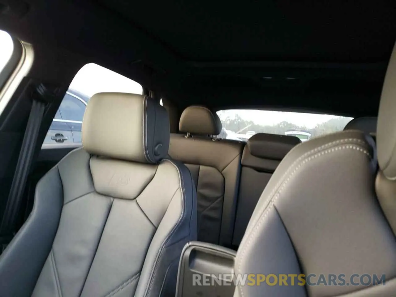 10 Photograph of a damaged car WA1EECF35N1076786 AUDI Q3 2022