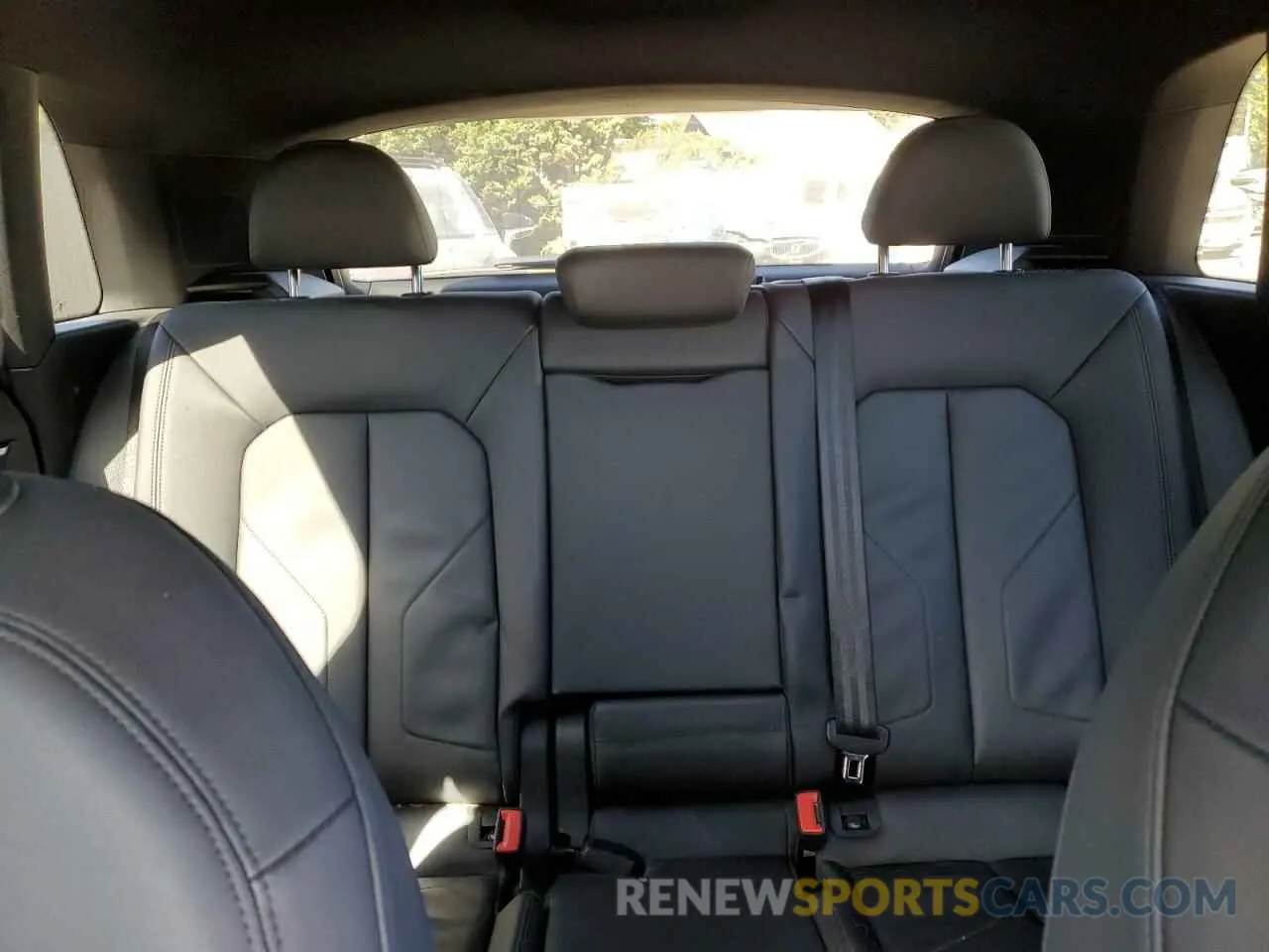 10 Photograph of a damaged car WA1EECF36N1017942 AUDI Q3 2022