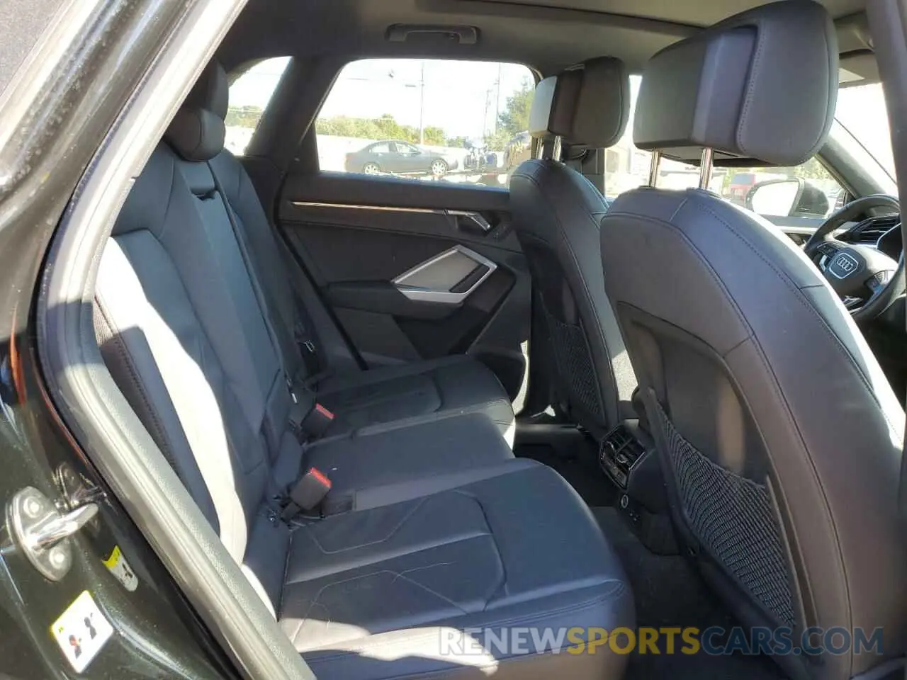 11 Photograph of a damaged car WA1EECF36N1017942 AUDI Q3 2022
