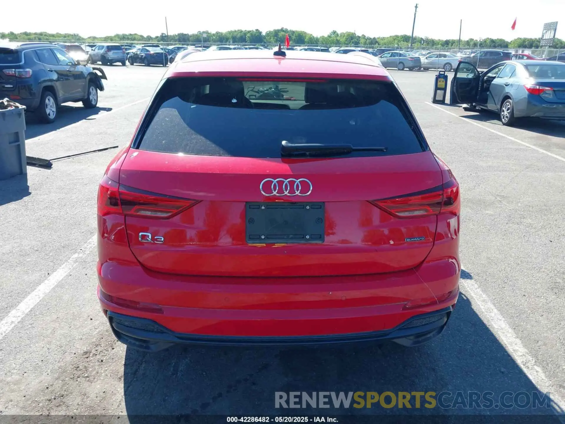 16 Photograph of a damaged car WA1EECF36N1143301 AUDI Q3 2022