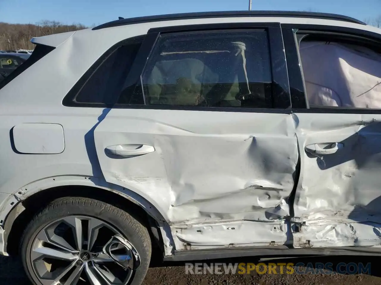 11 Photograph of a damaged car WA1EECF38N1075972 AUDI Q3 2022