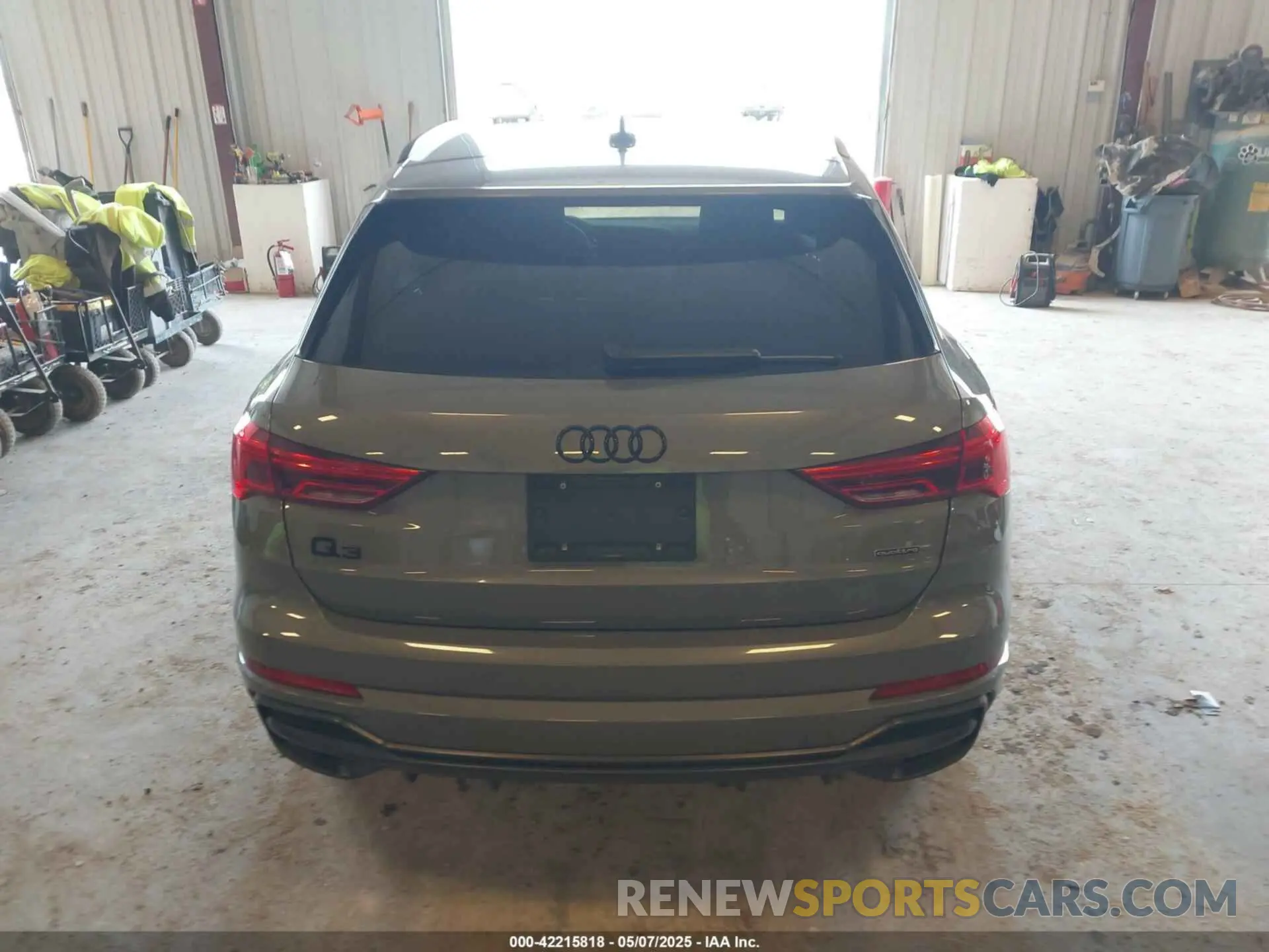 16 Photograph of a damaged car WA1EECF38N1139153 AUDI Q3 2022