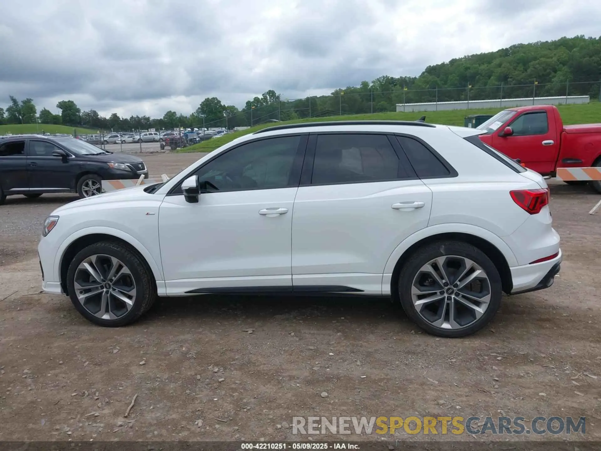 14 Photograph of a damaged car WA1EECF39N1025078 AUDI Q3 2022