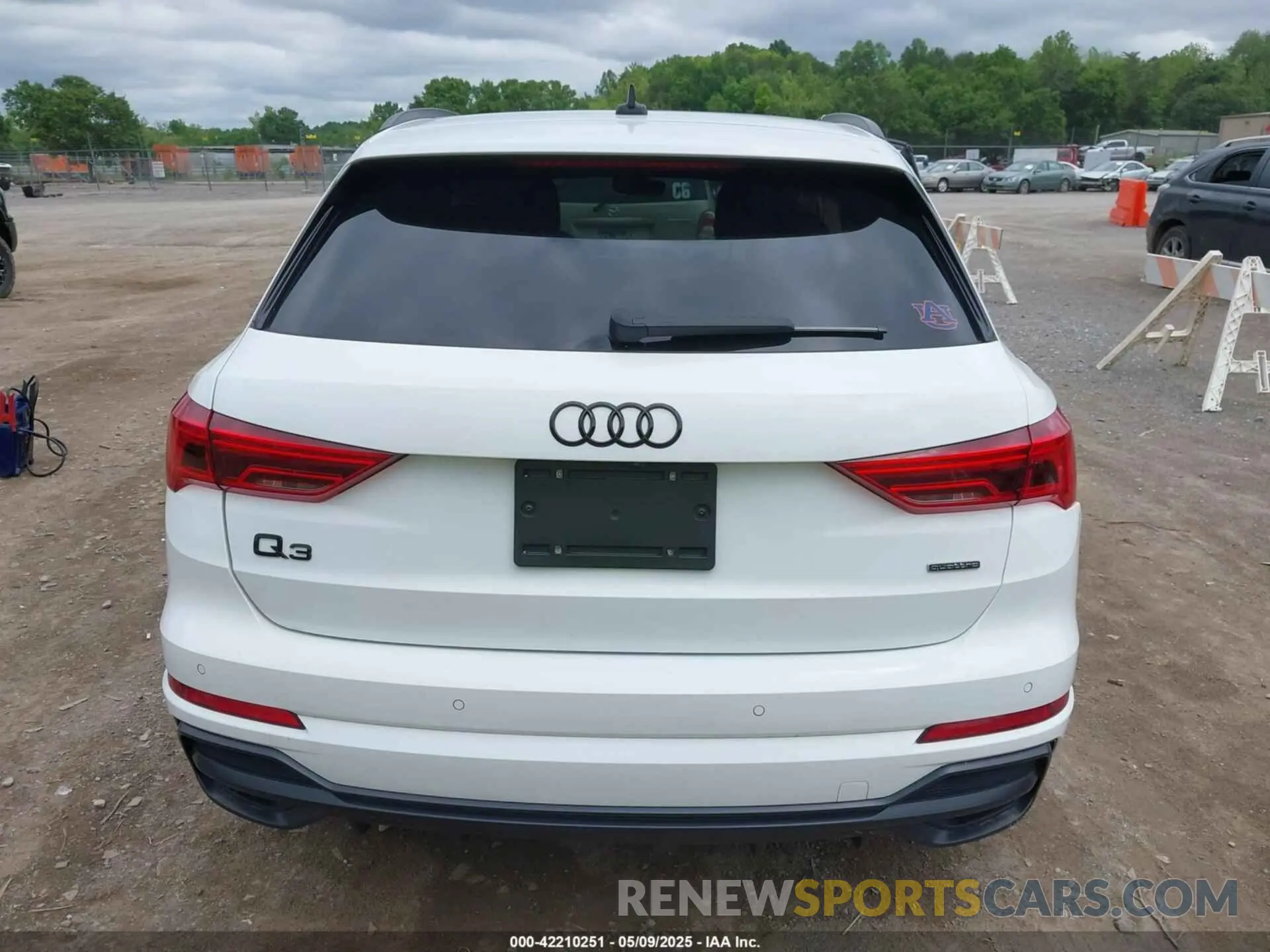 16 Photograph of a damaged car WA1EECF39N1025078 AUDI Q3 2022