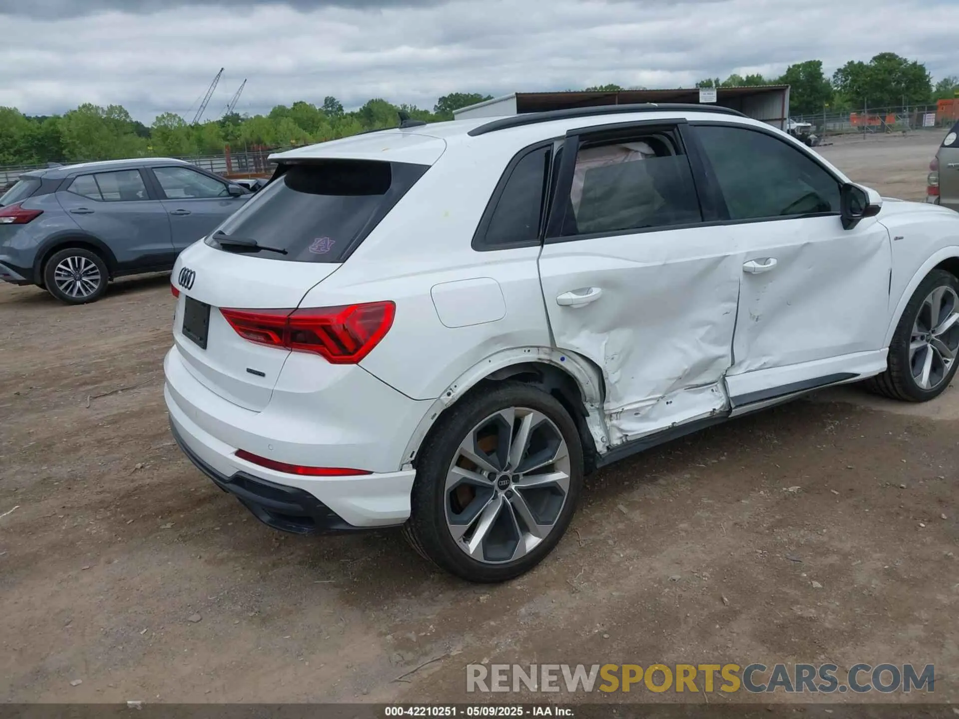 4 Photograph of a damaged car WA1EECF39N1025078 AUDI Q3 2022