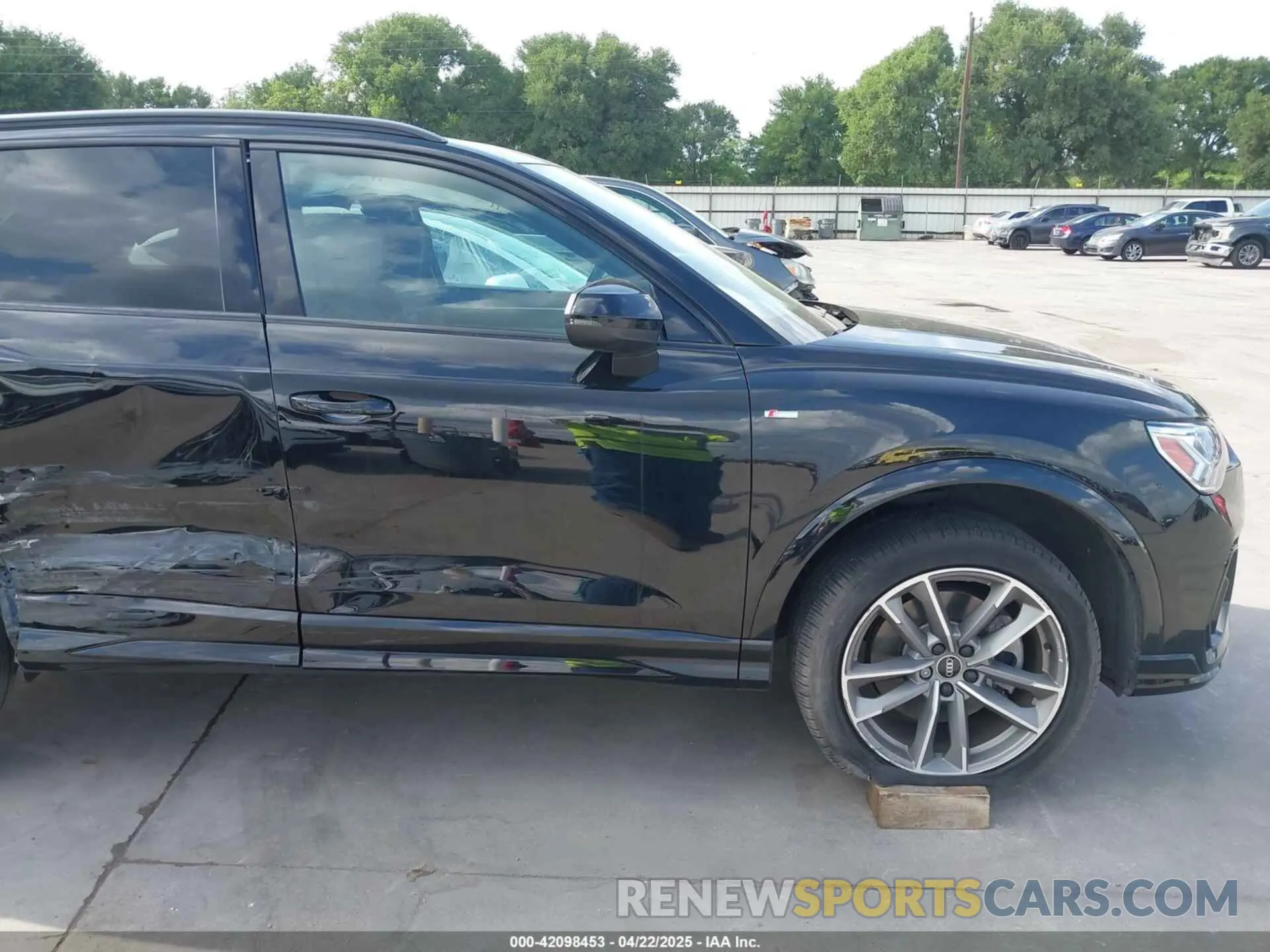 18 Photograph of a damaged car WA1EECF3XN1009942 AUDI Q3 2022
