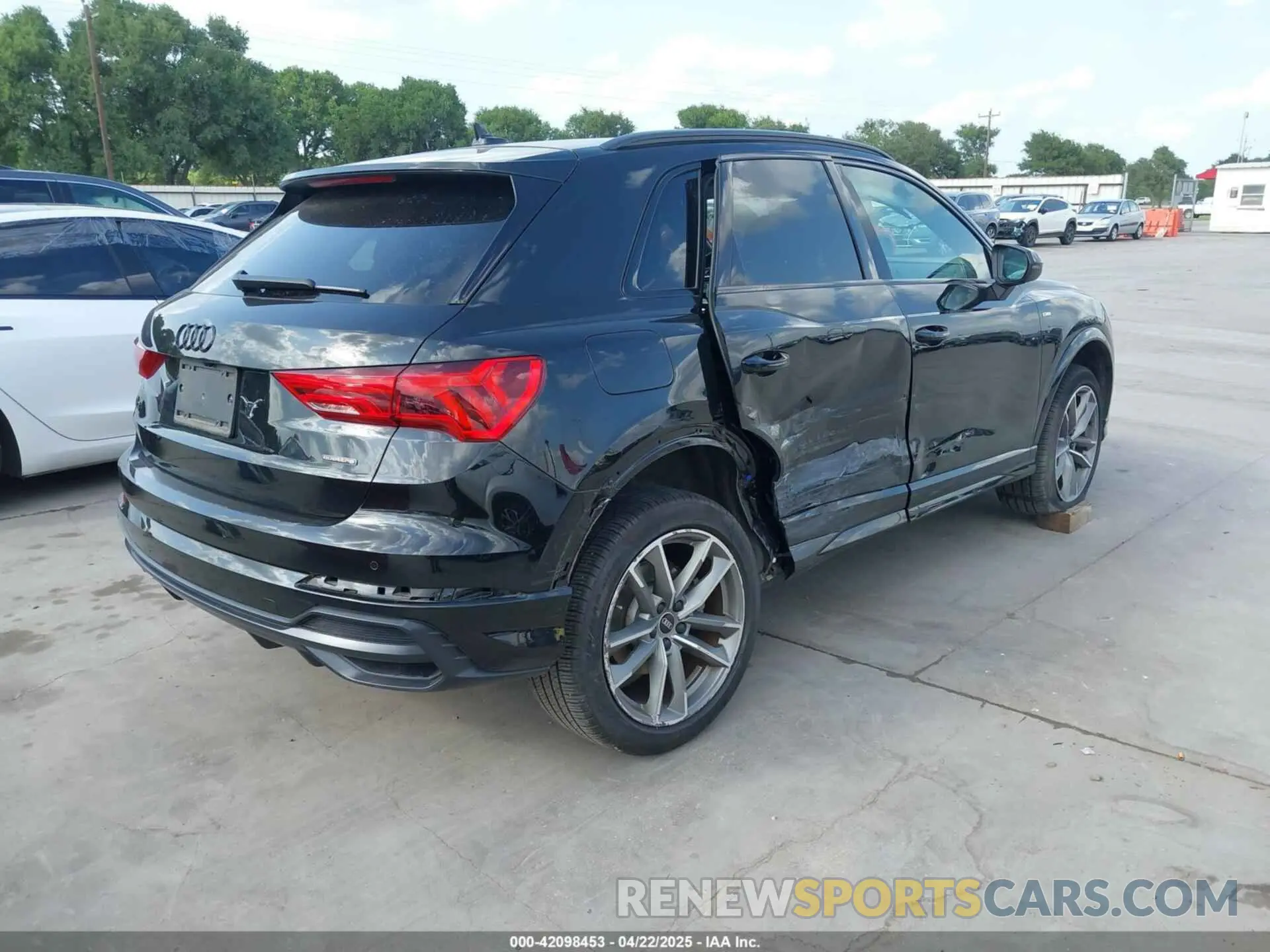 4 Photograph of a damaged car WA1EECF3XN1009942 AUDI Q3 2022