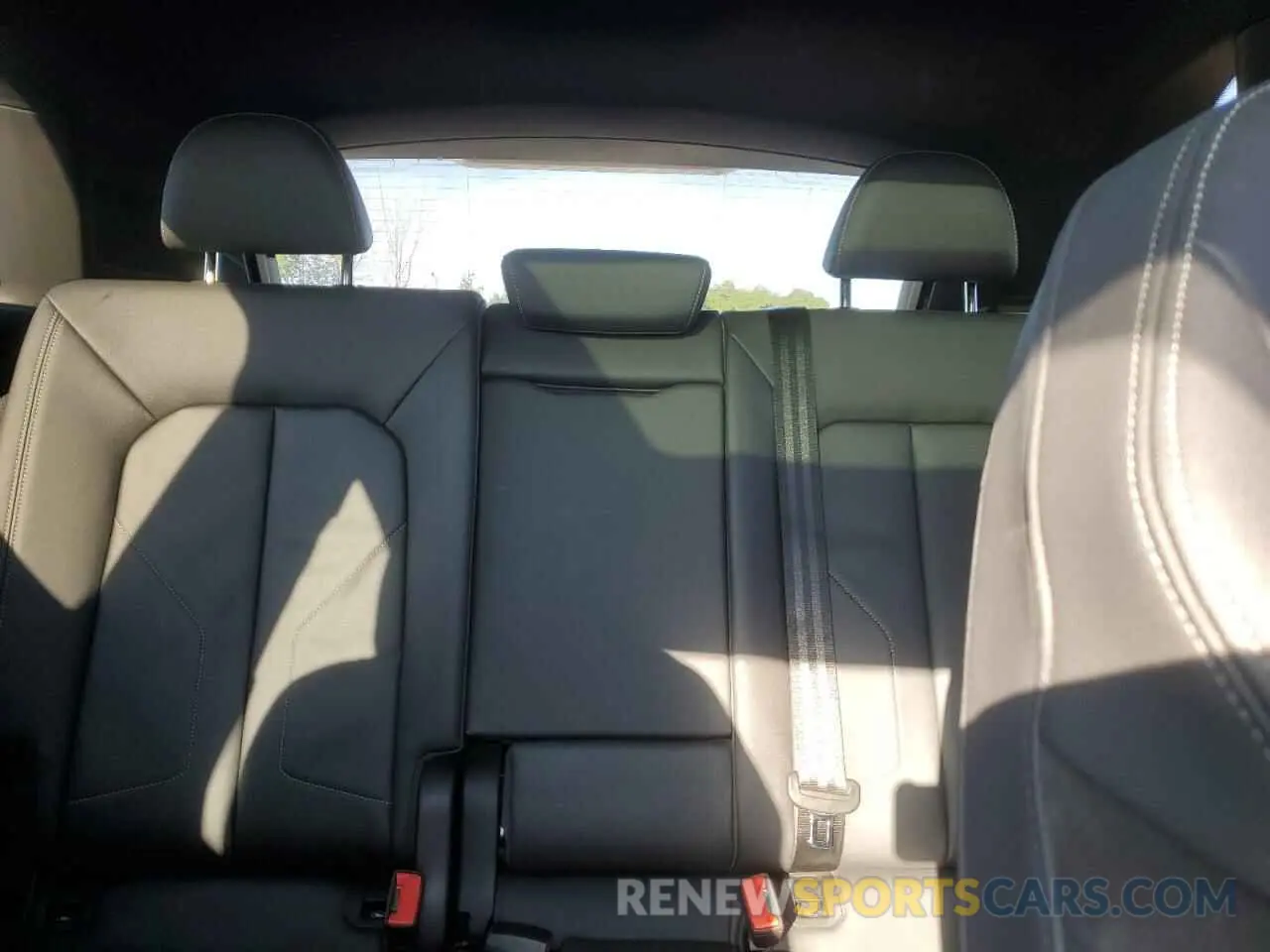 10 Photograph of a damaged car WA1EECF3XN1047381 AUDI Q3 2022