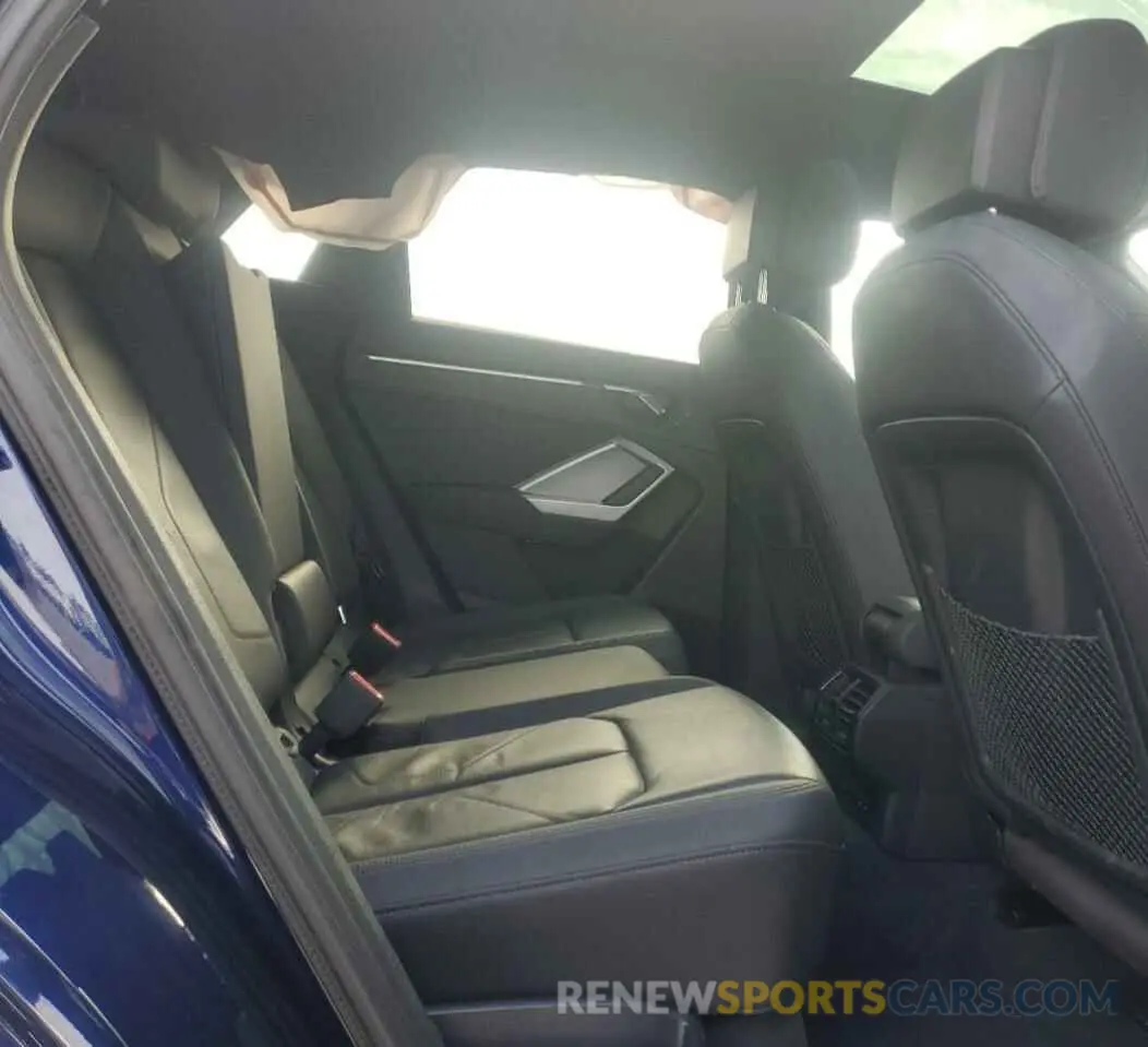 11 Photograph of a damaged car WA1EECF3XN1110074 AUDI Q3 2022