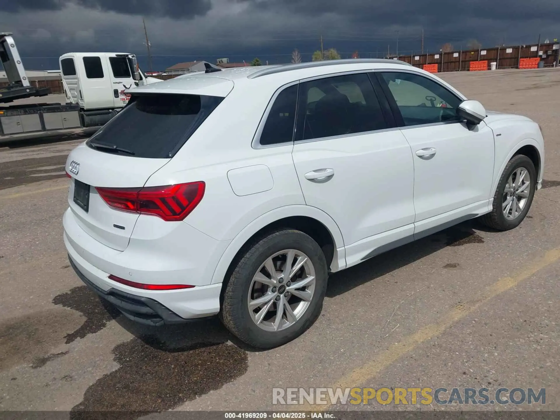 4 Photograph of a damaged car WA1DECF30P1127433 AUDI Q3 2023
