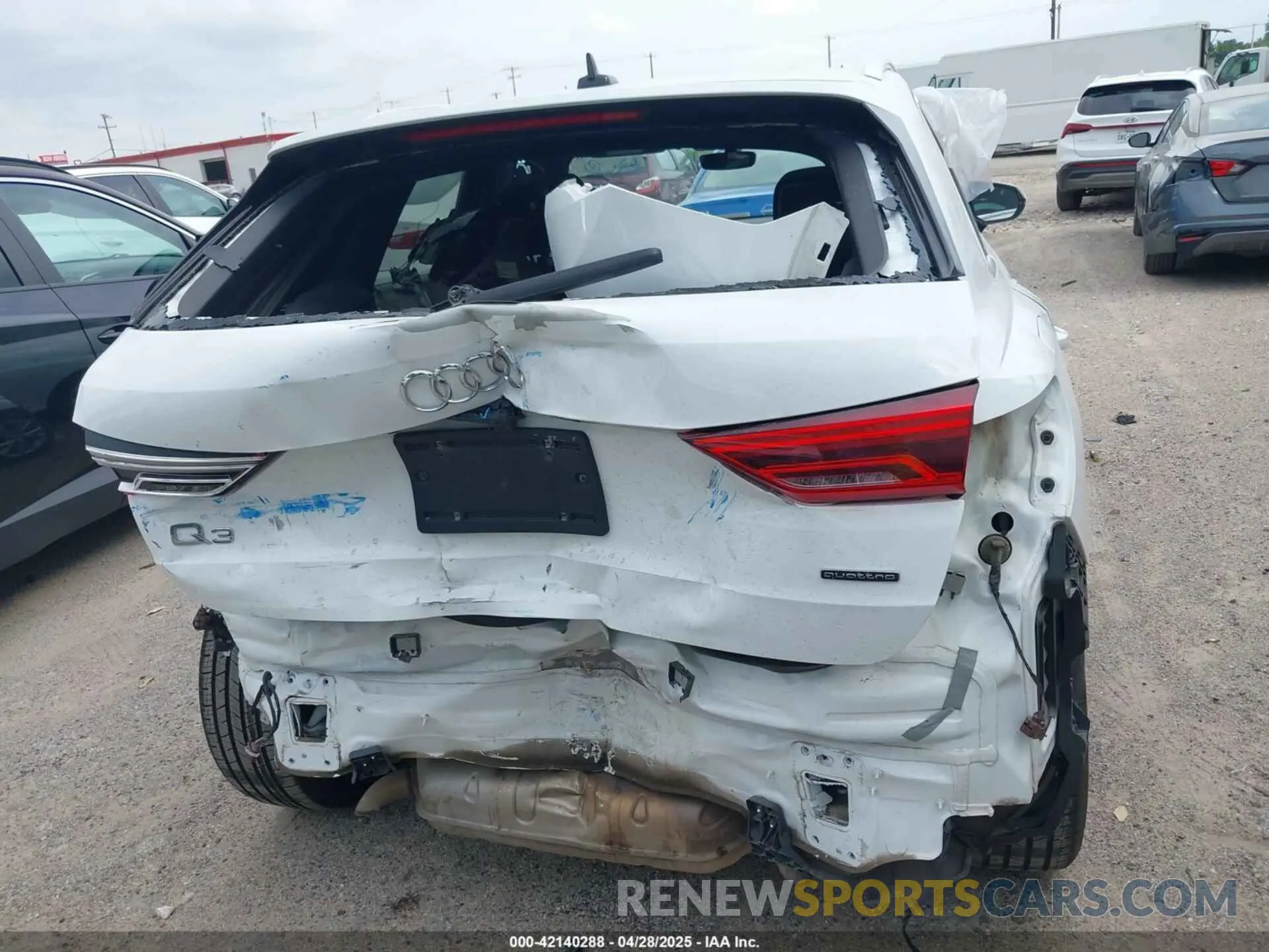16 Photograph of a damaged car WA1DECF32P1113016 AUDI Q3 2023