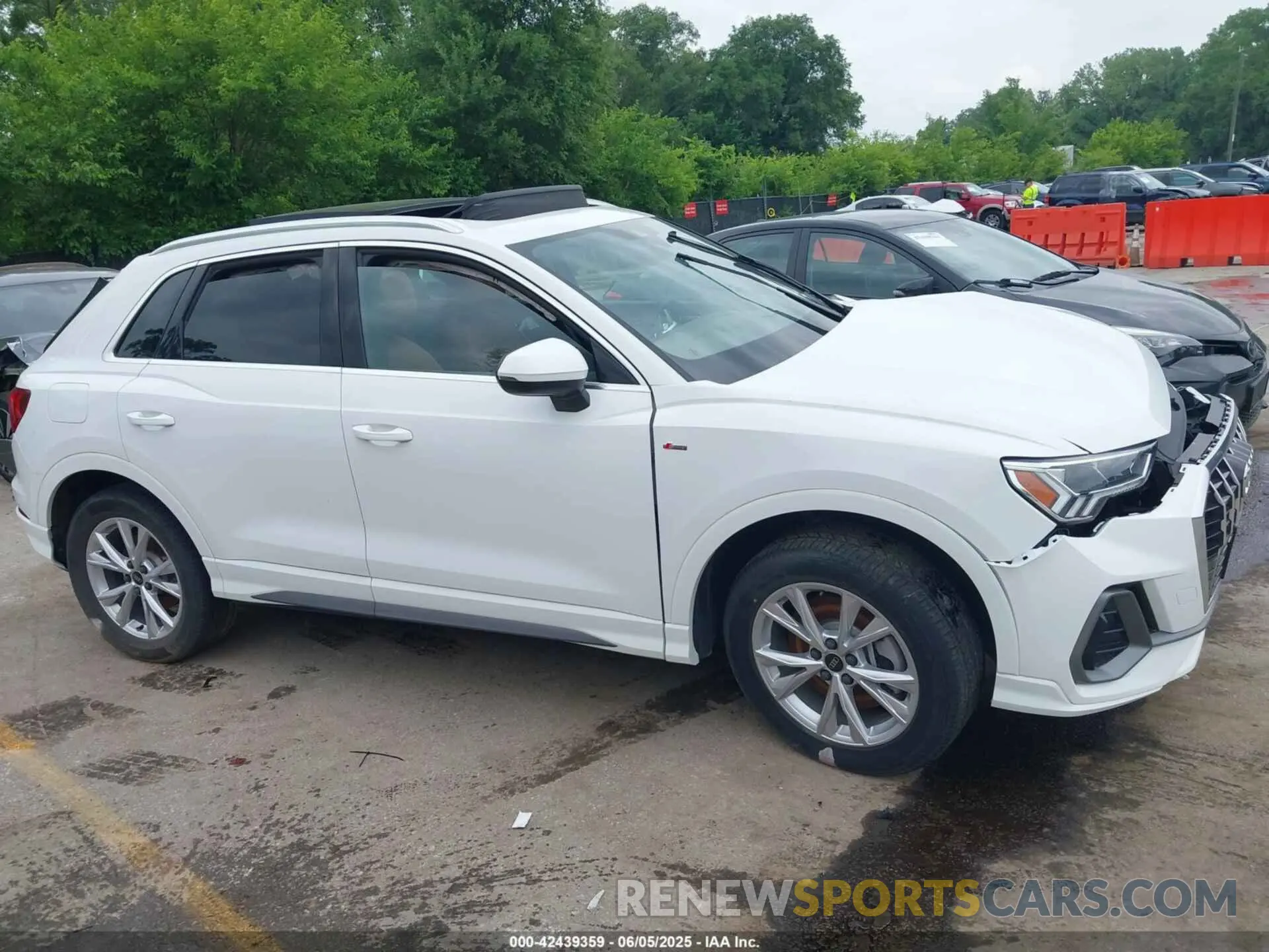 13 Photograph of a damaged car WA1DECF35P1093442 AUDI Q3 2023