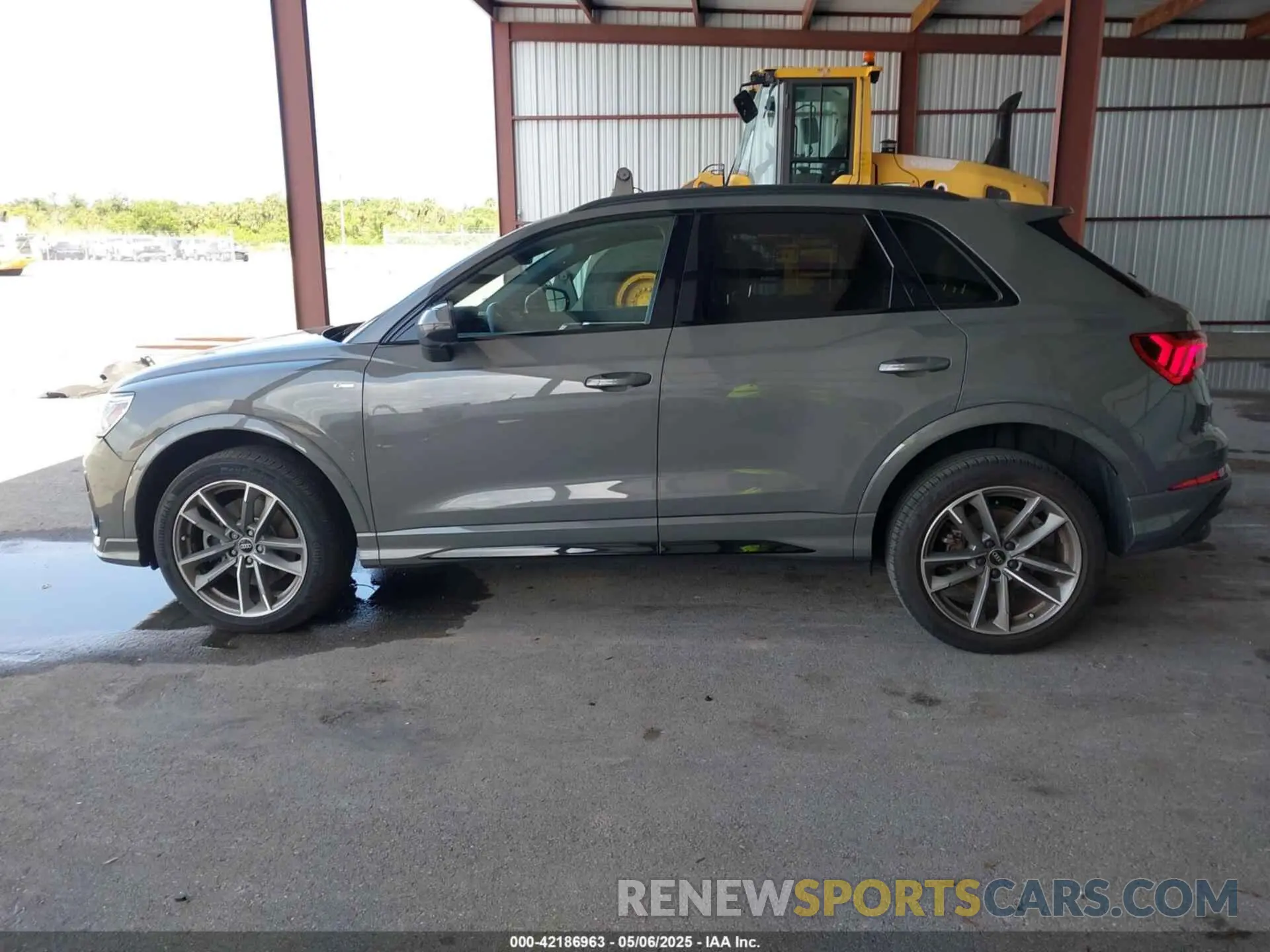 15 Photograph of a damaged car WA1DECF3XP1047685 AUDI Q3 2023