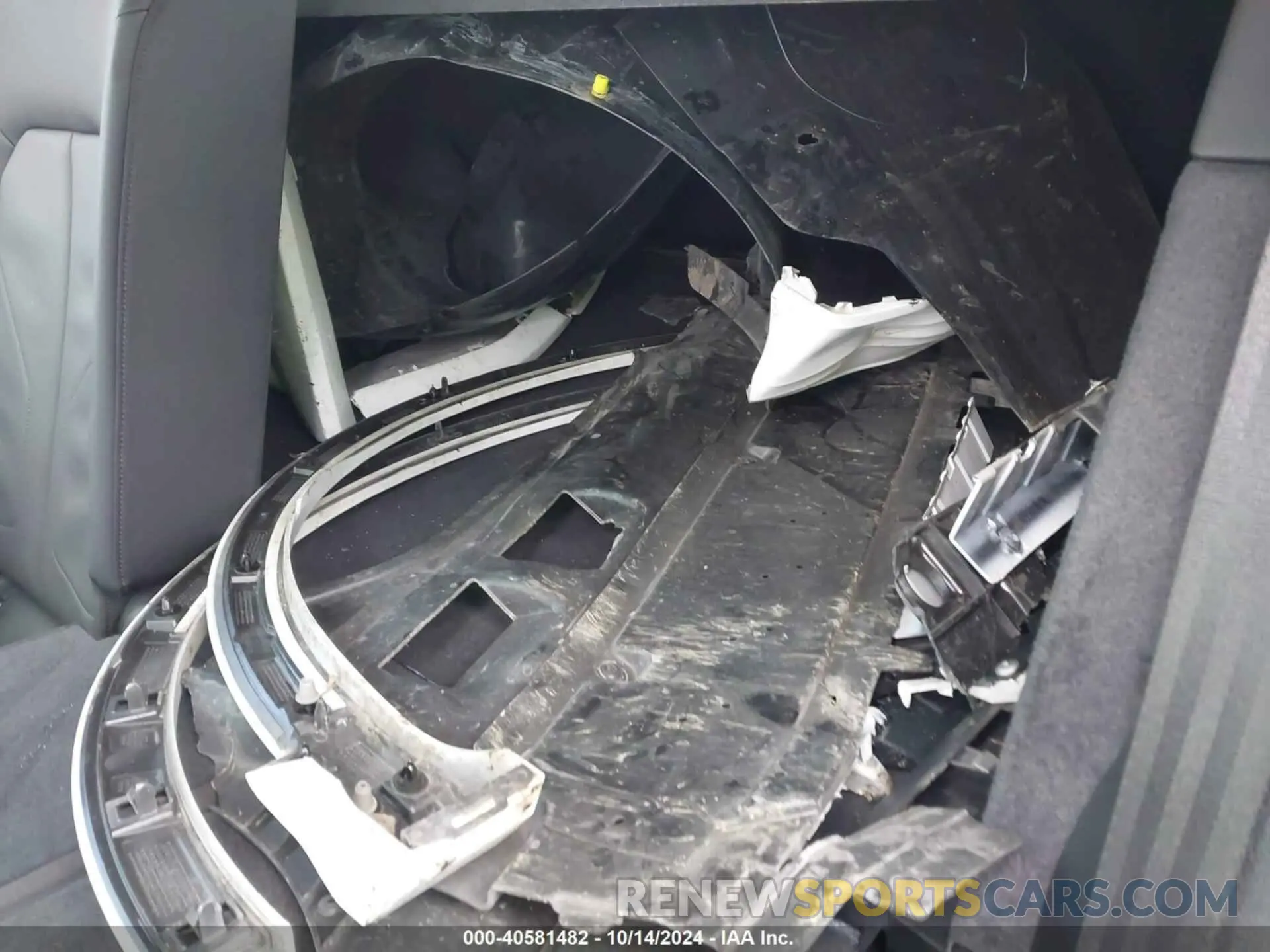 12 Photograph of a damaged car WA1DECF33R1034876 AUDI Q3 2024