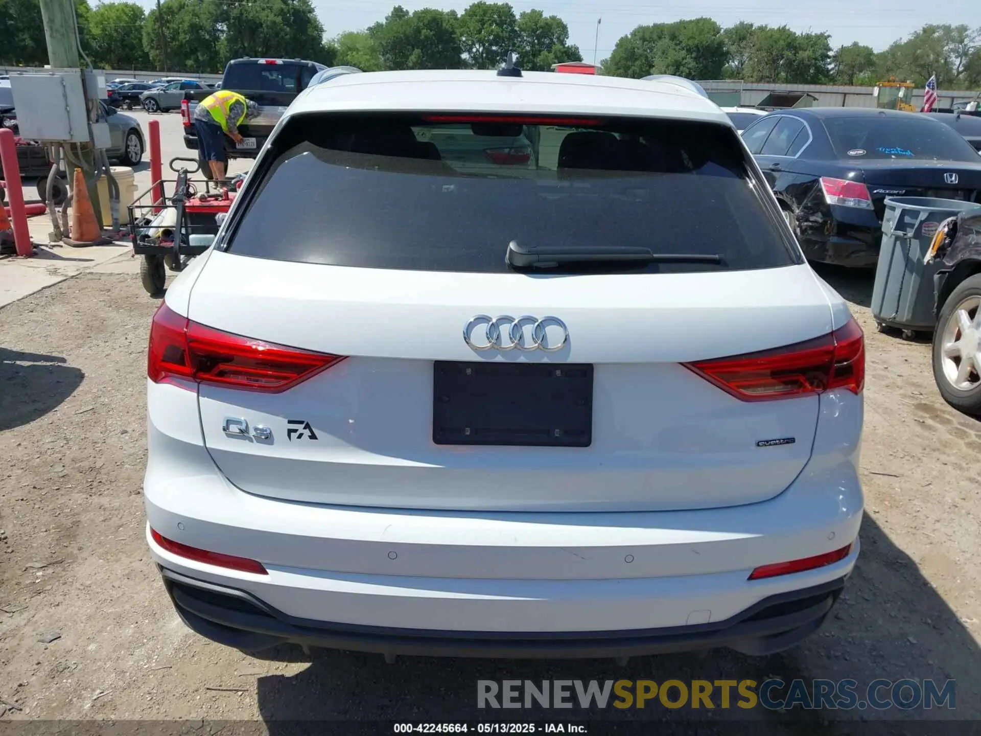16 Photograph of a damaged car WA1DECF37R1044715 AUDI Q3 2024