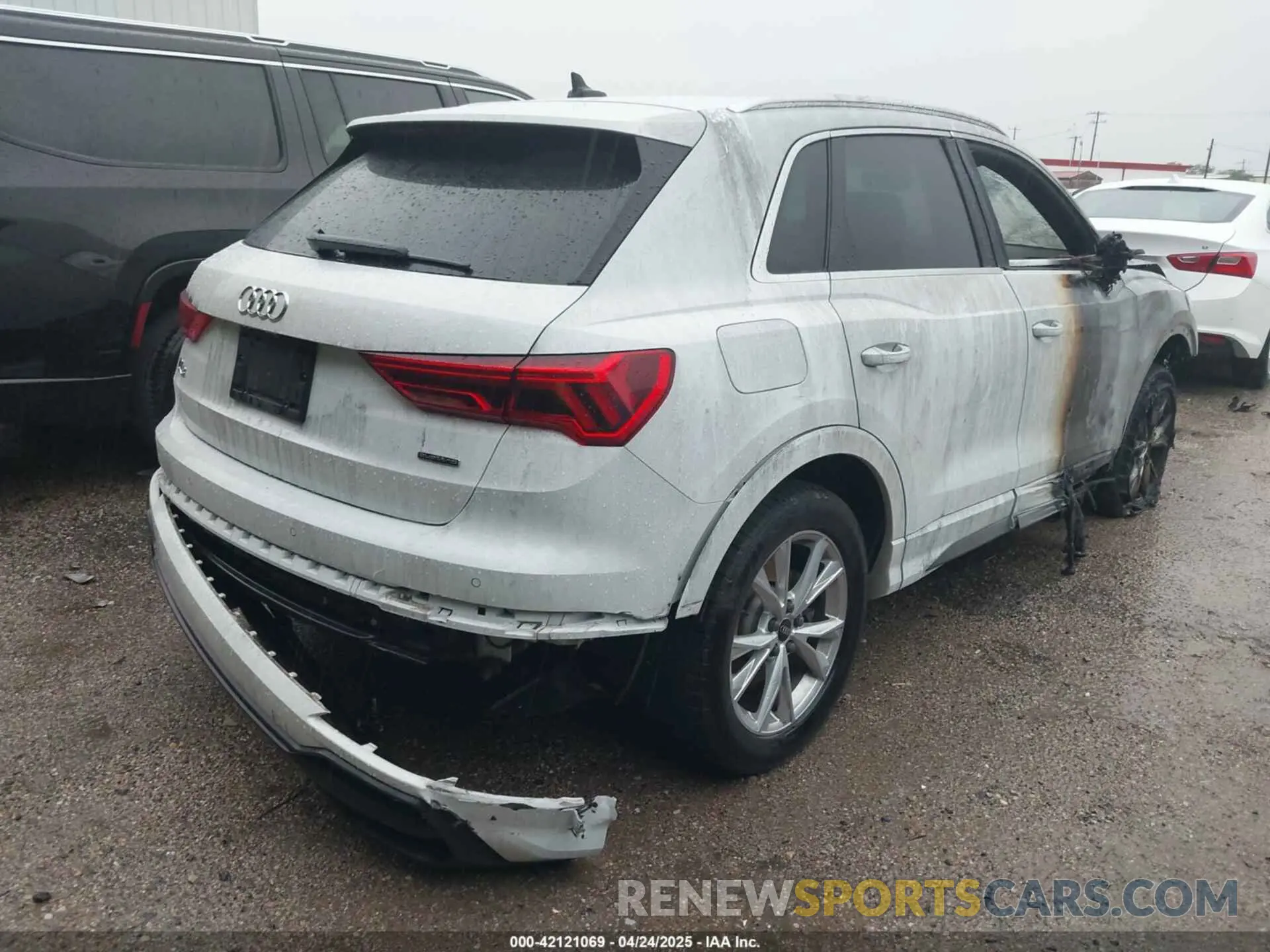 4 Photograph of a damaged car WA1DECF38R1052726 AUDI Q3 2024