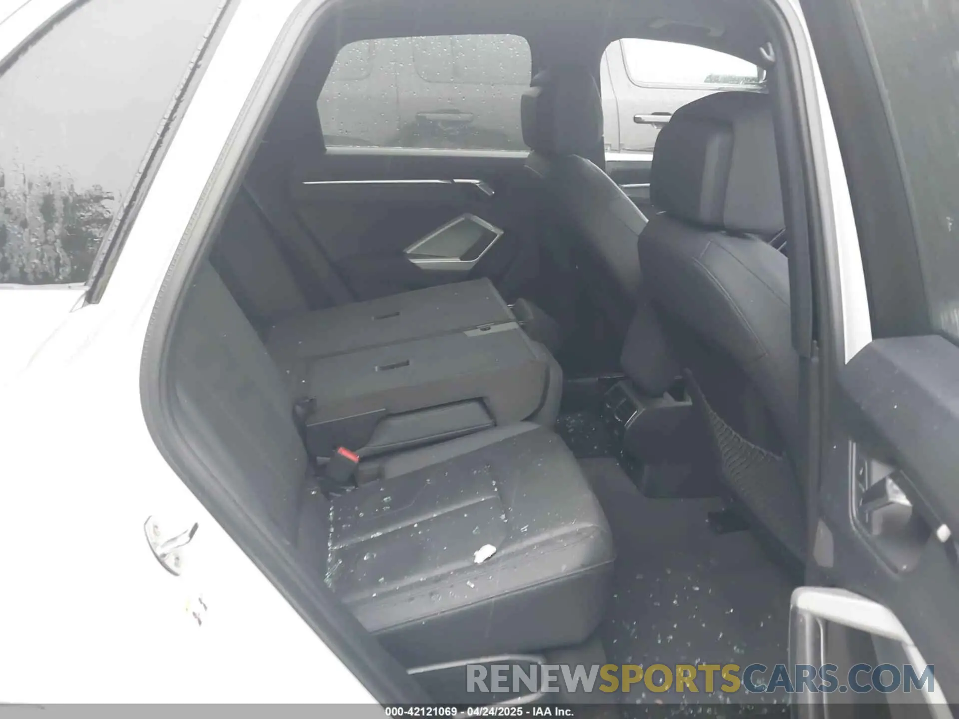 8 Photograph of a damaged car WA1DECF38R1052726 AUDI Q3 2024