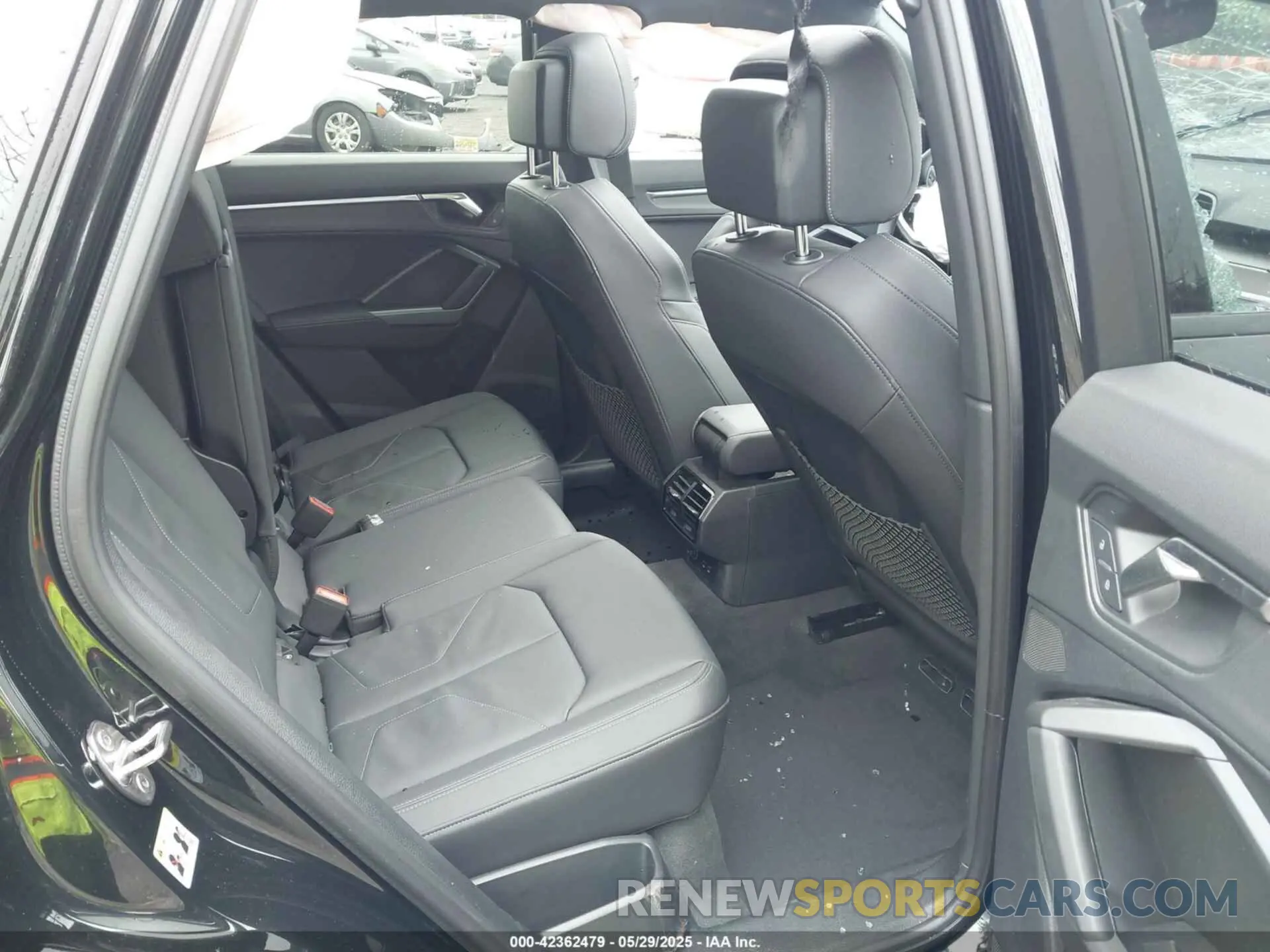 8 Photograph of a damaged car WA1EECF32R1208618 AUDI Q3 2024