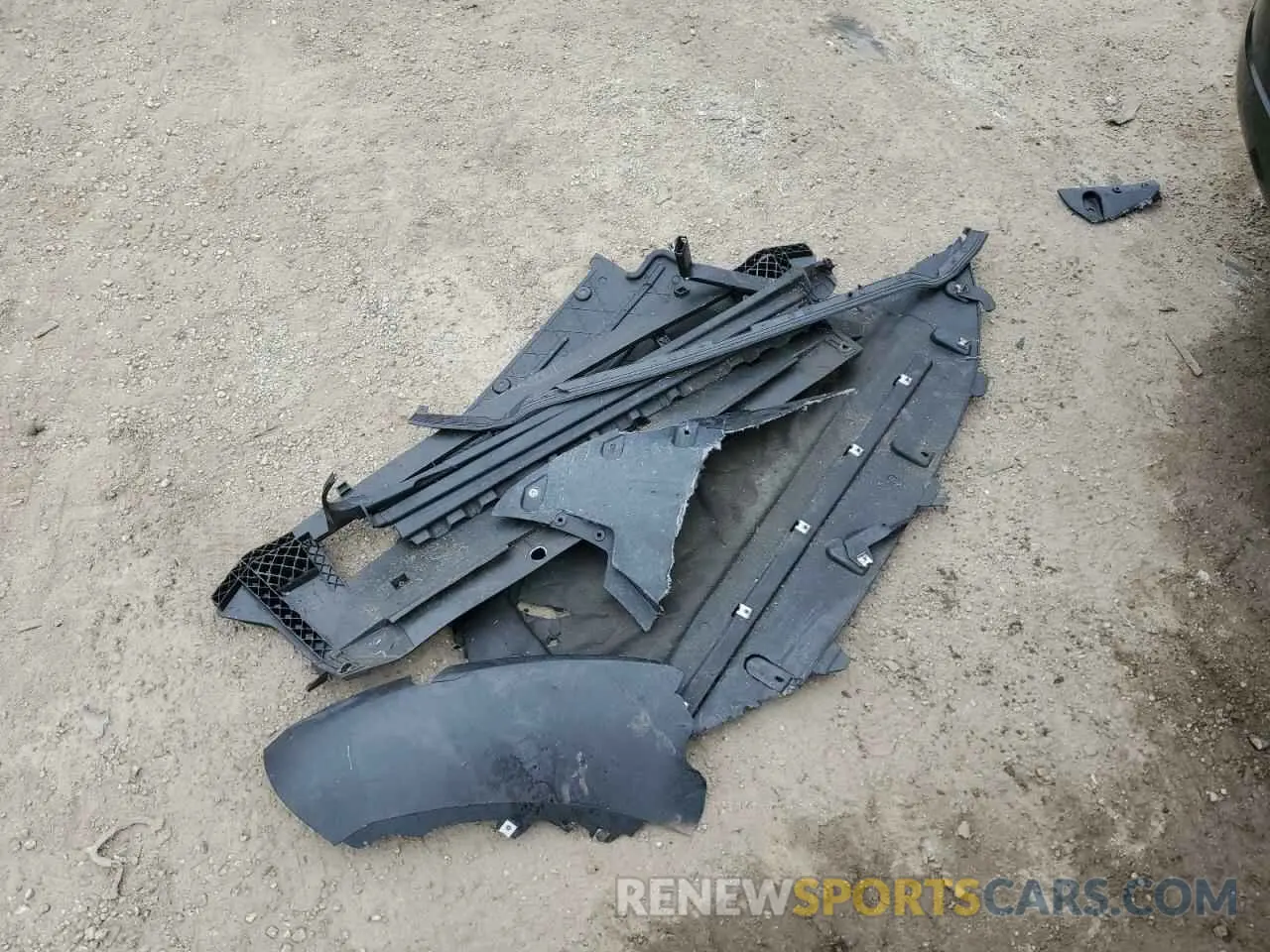 13 Photograph of a damaged car WA1C2AFP2HA098384 AUDI Q5 2017