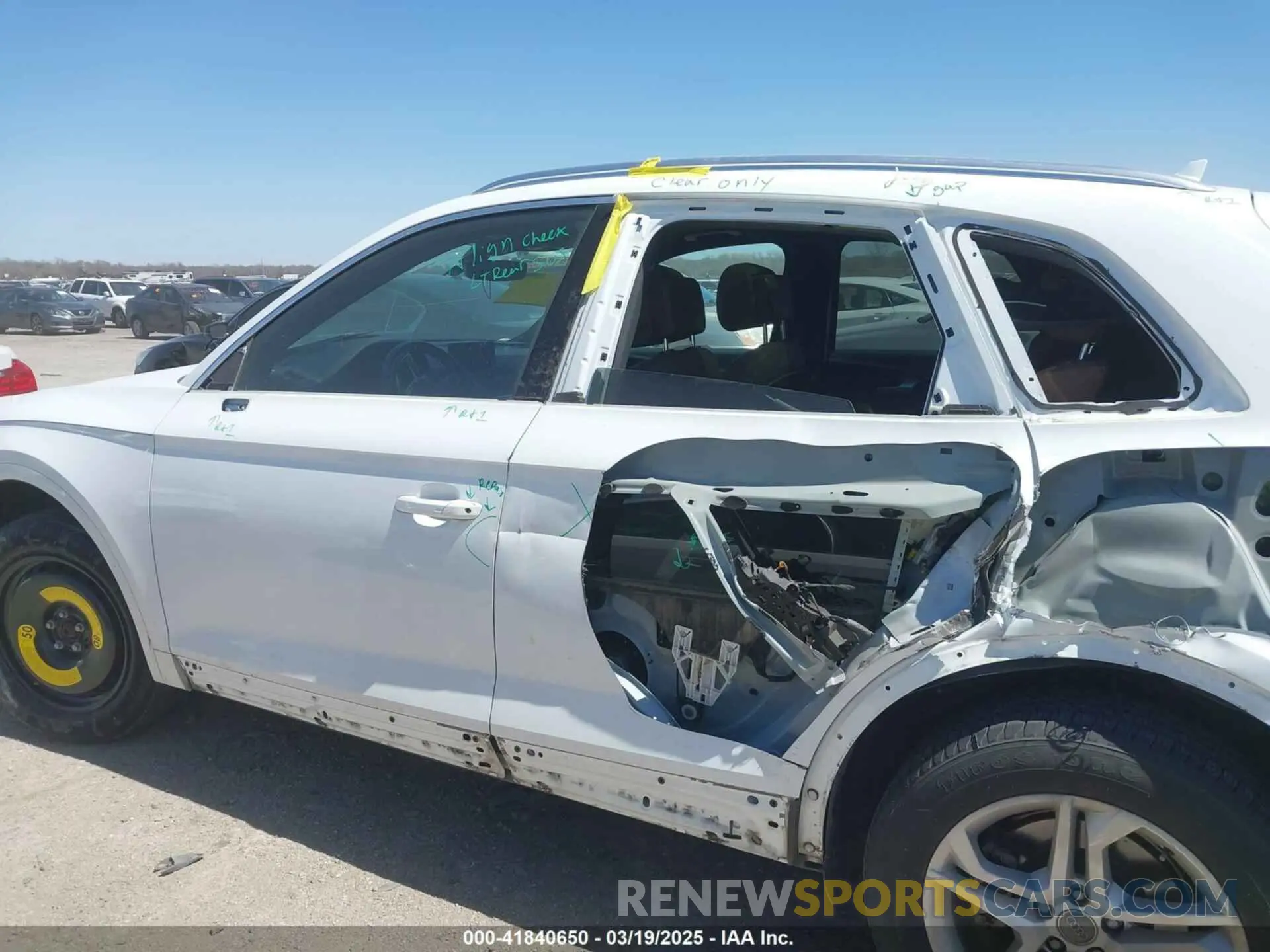 14 Photograph of a damaged car WA1ANAFY0K2022137 AUDI Q5 2019
