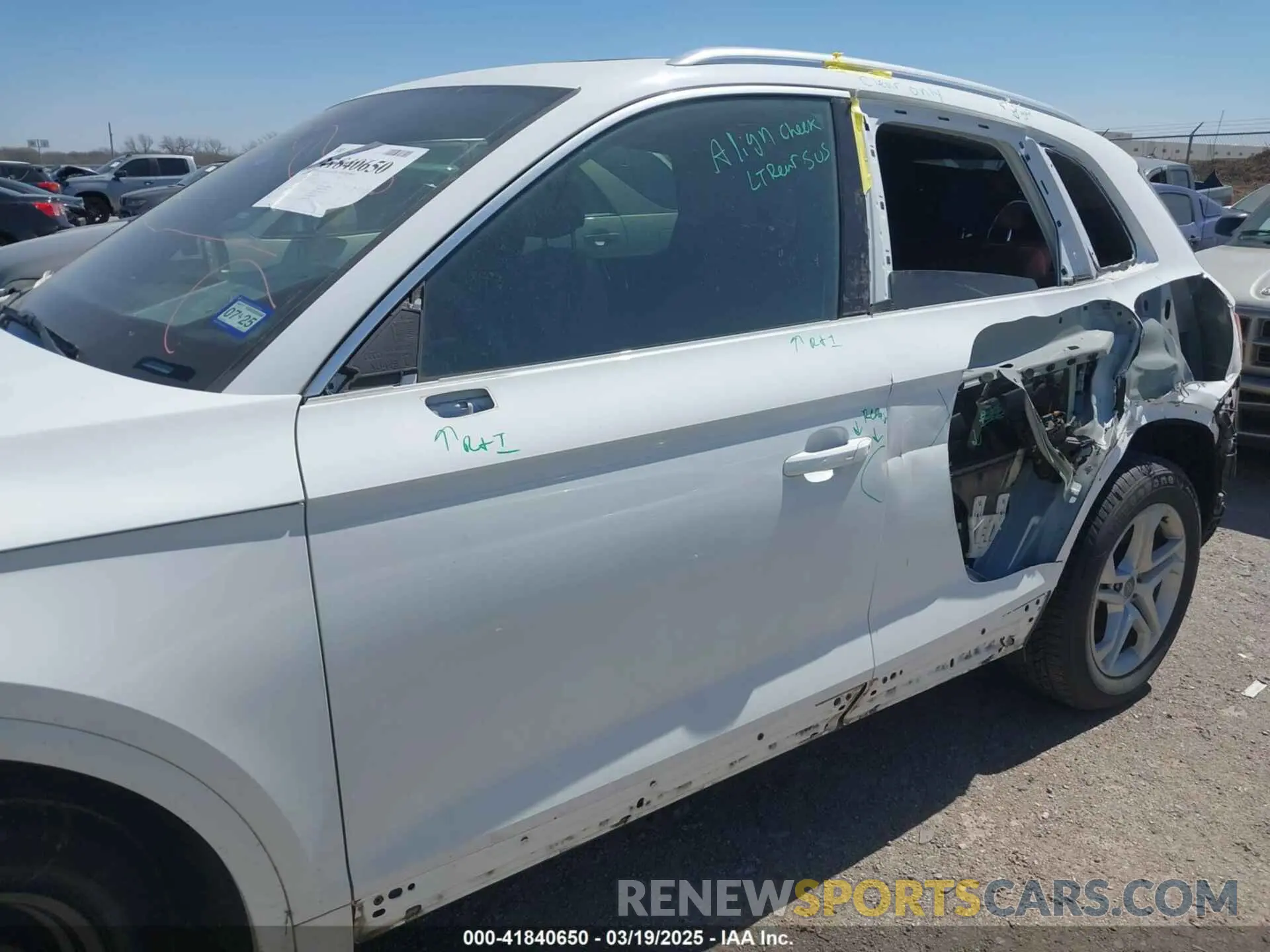 17 Photograph of a damaged car WA1ANAFY0K2022137 AUDI Q5 2019