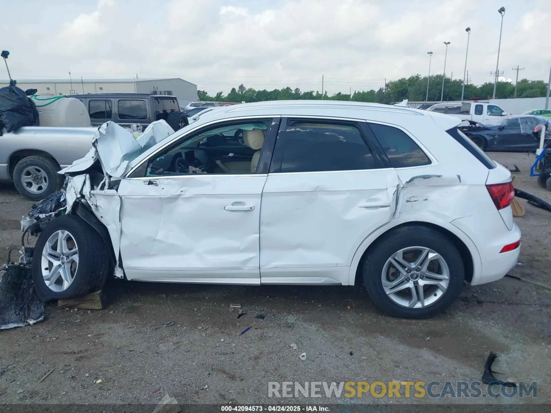 14 Photograph of a damaged car WA1ANAFY1K2112381 AUDI Q5 2019