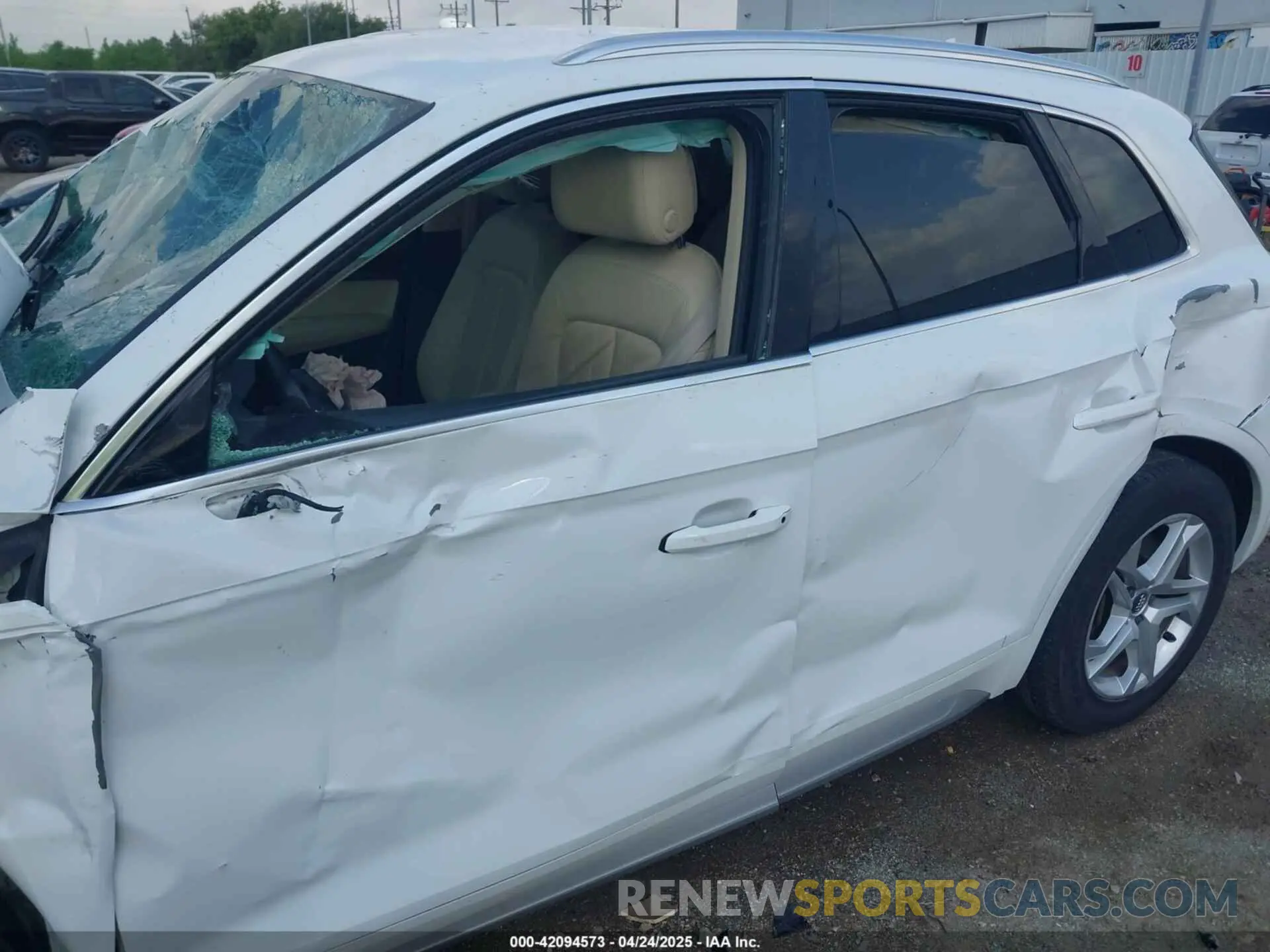 18 Photograph of a damaged car WA1ANAFY1K2112381 AUDI Q5 2019