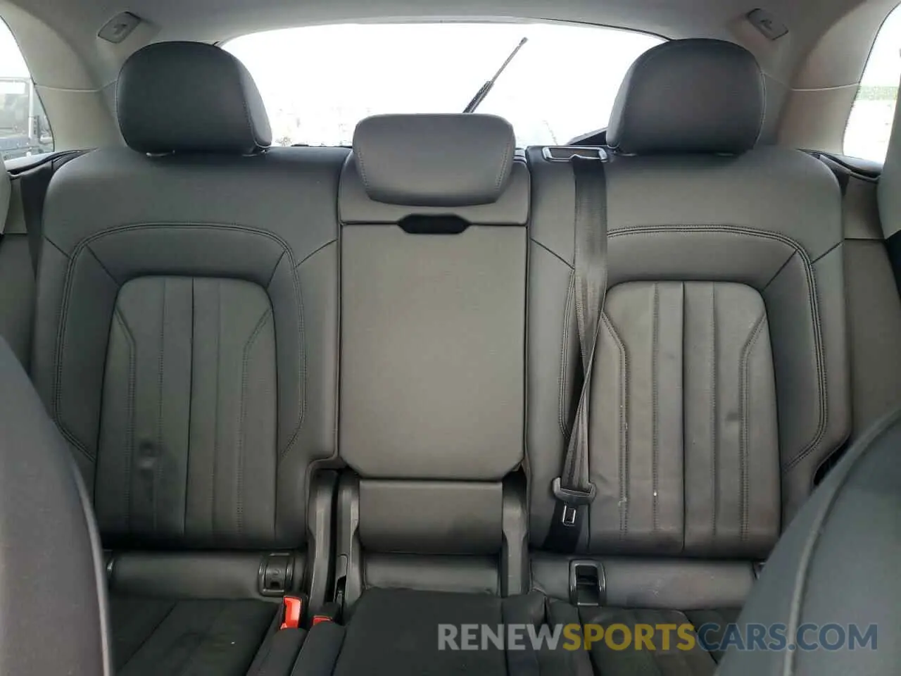 10 Photograph of a damaged car WA1ANAFY2K2068374 AUDI Q5 2019