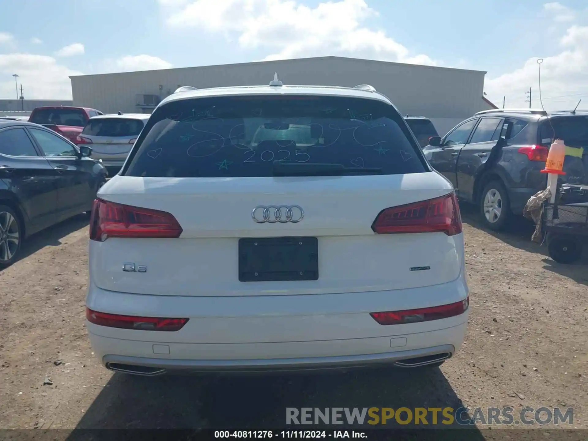 16 Photograph of a damaged car WA1ANAFY2K2100112 AUDI Q5 2019