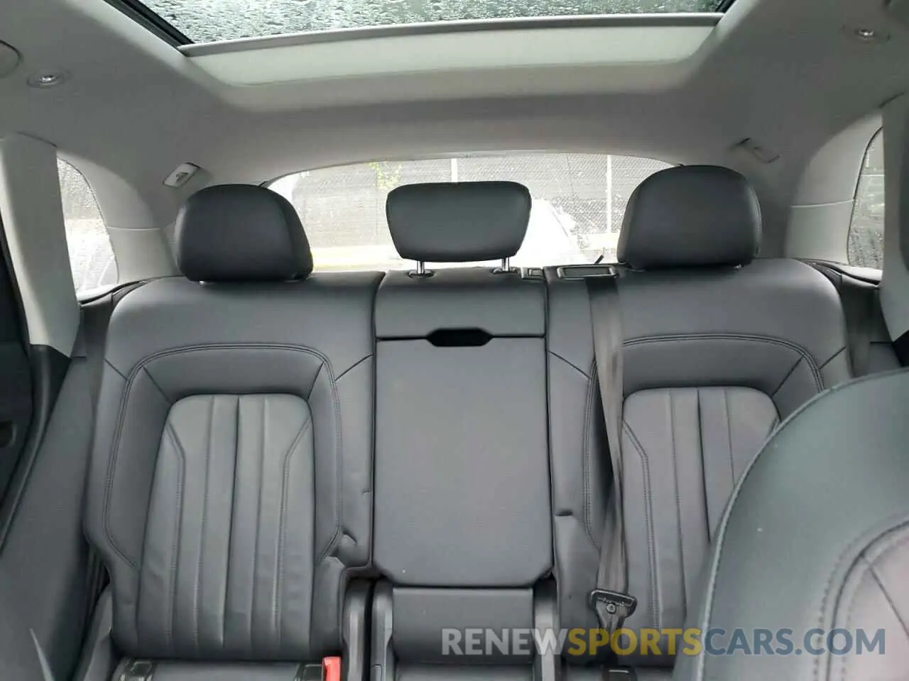 10 Photograph of a damaged car WA1ANAFY4K2067839 AUDI Q5 2019