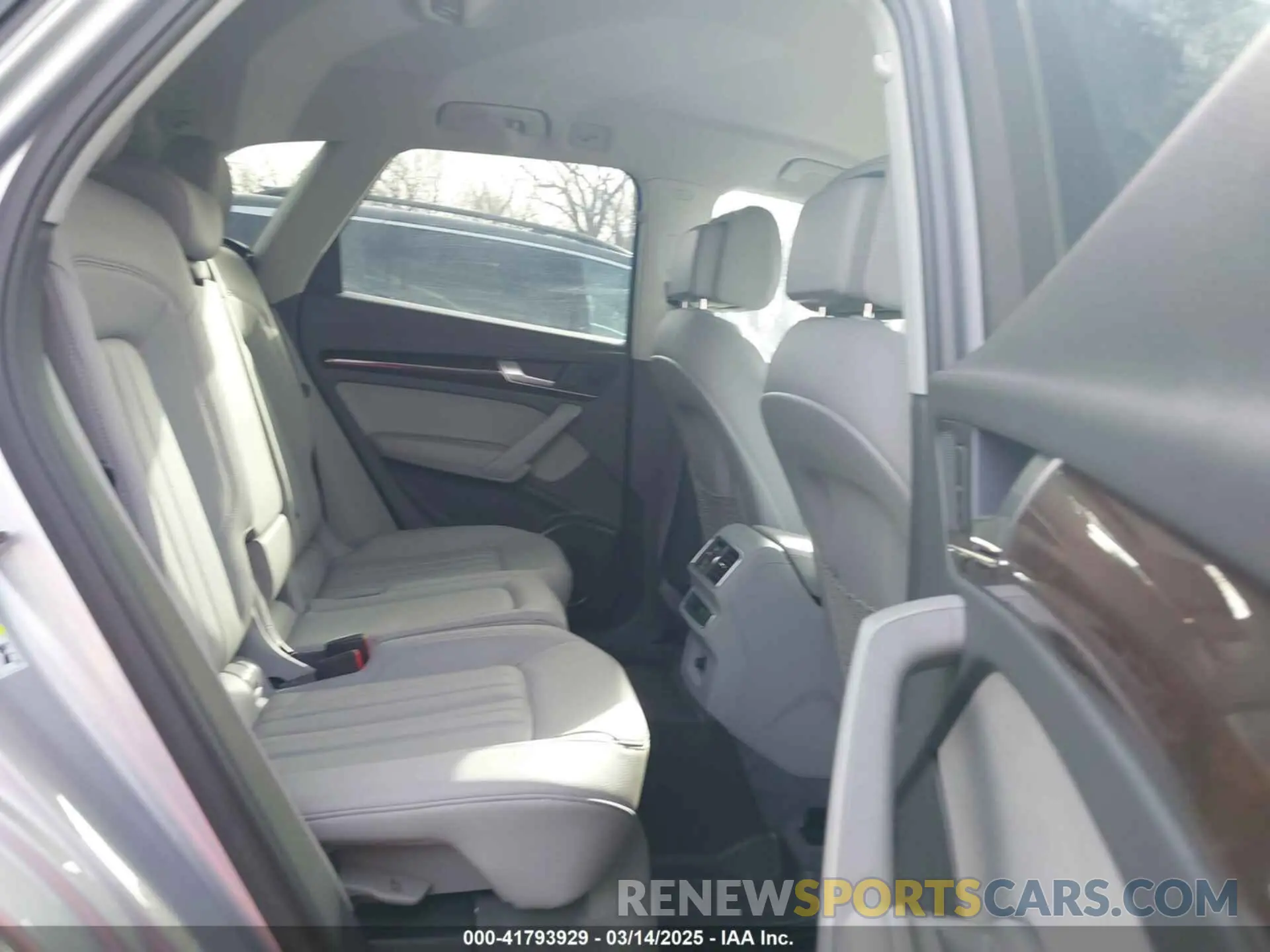 8 Photograph of a damaged car WA1ANAFY4K2076069 AUDI Q5 2019