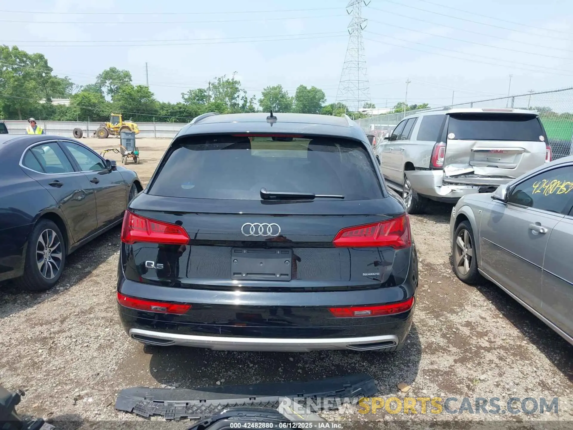 17 Photograph of a damaged car WA1ANAFY5K2068112 AUDI Q5 2019