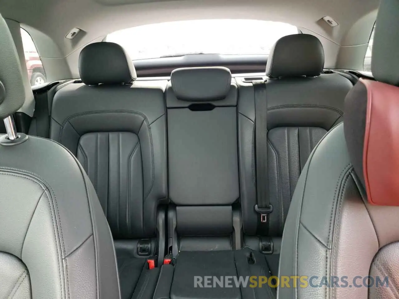 10 Photograph of a damaged car WA1ANAFY7K2085123 AUDI Q5 2019