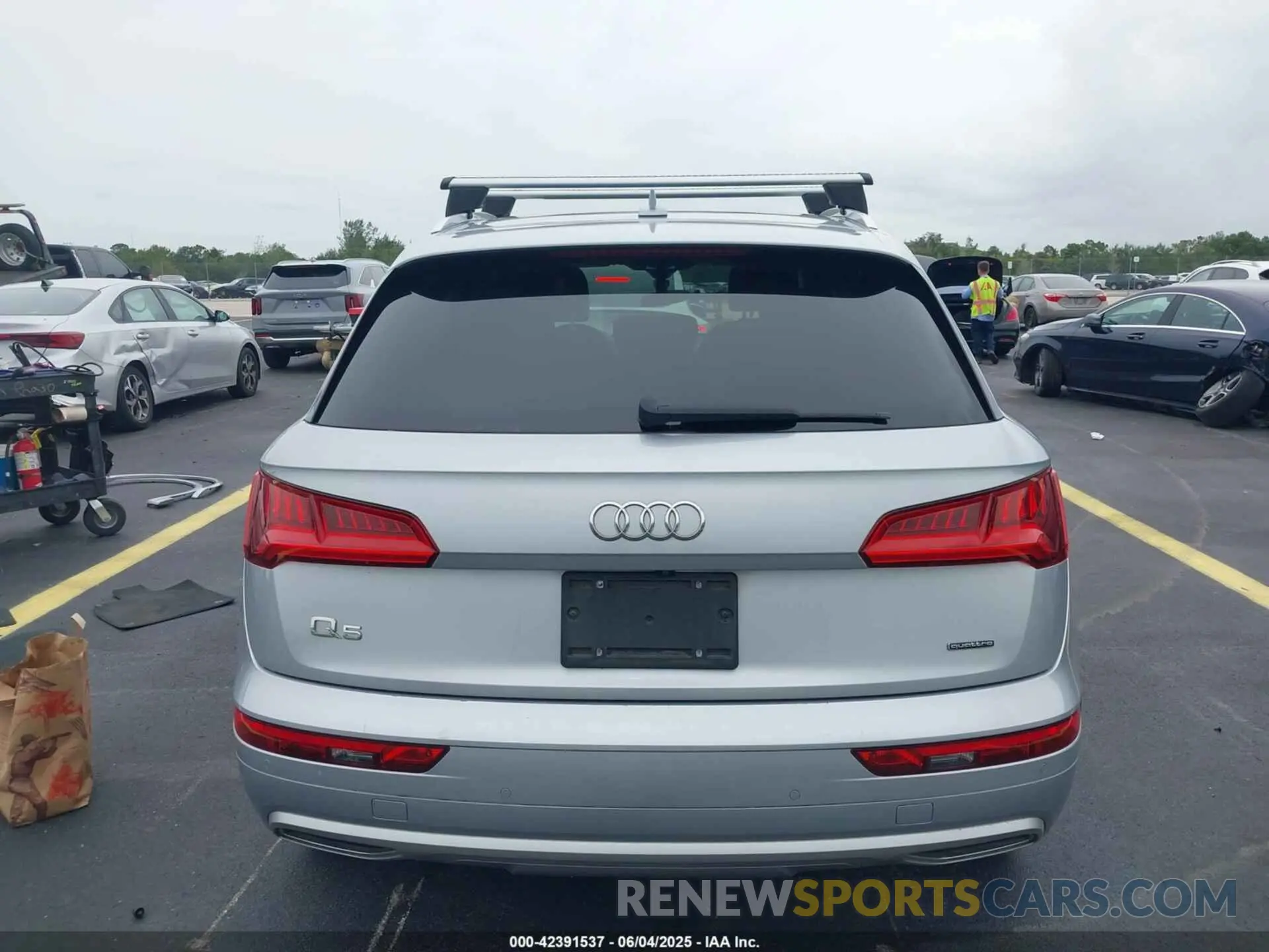 17 Photograph of a damaged car WA1BNAFY5K2084220 AUDI Q5 2019