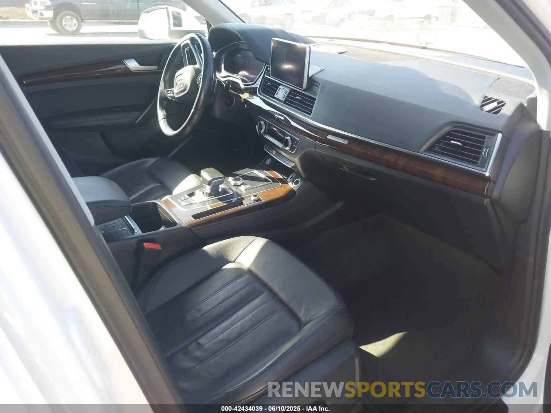 5 Photograph of a damaged car WA1BNAFY7K2079343 AUDI Q5 2019