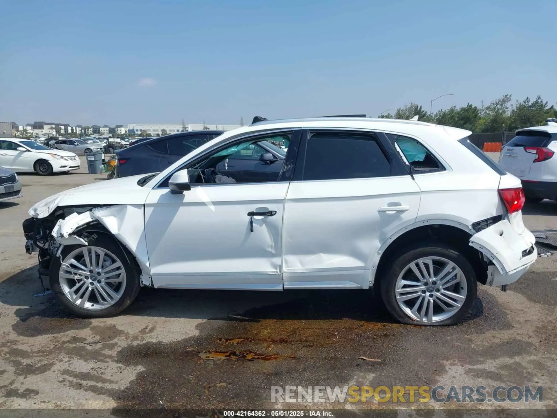 14 Photograph of a damaged car WA1BNAFY9K2124525 AUDI Q5 2019