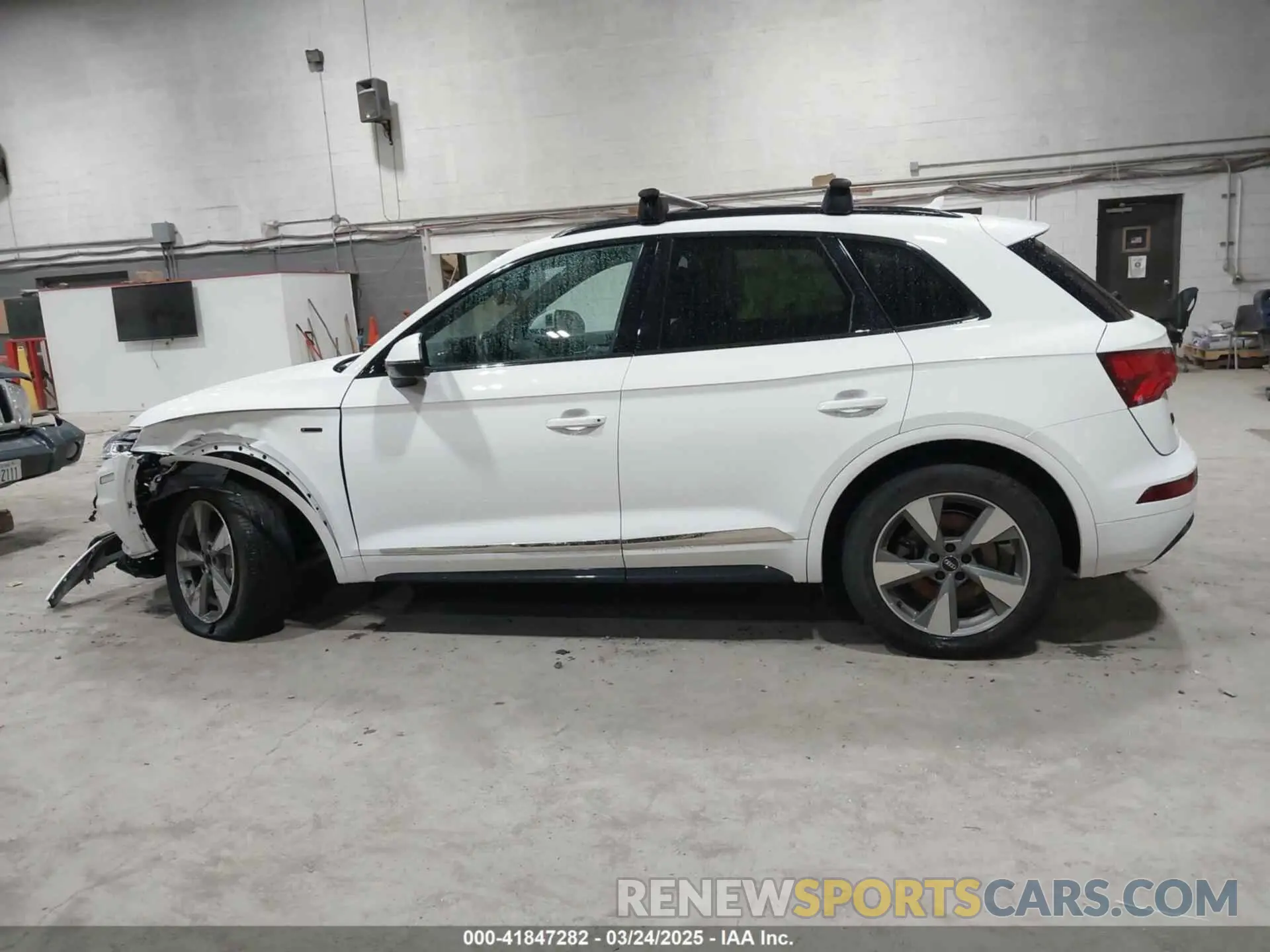 14 Photograph of a damaged car WA1ANAFY0L2108758 AUDI Q5 2020