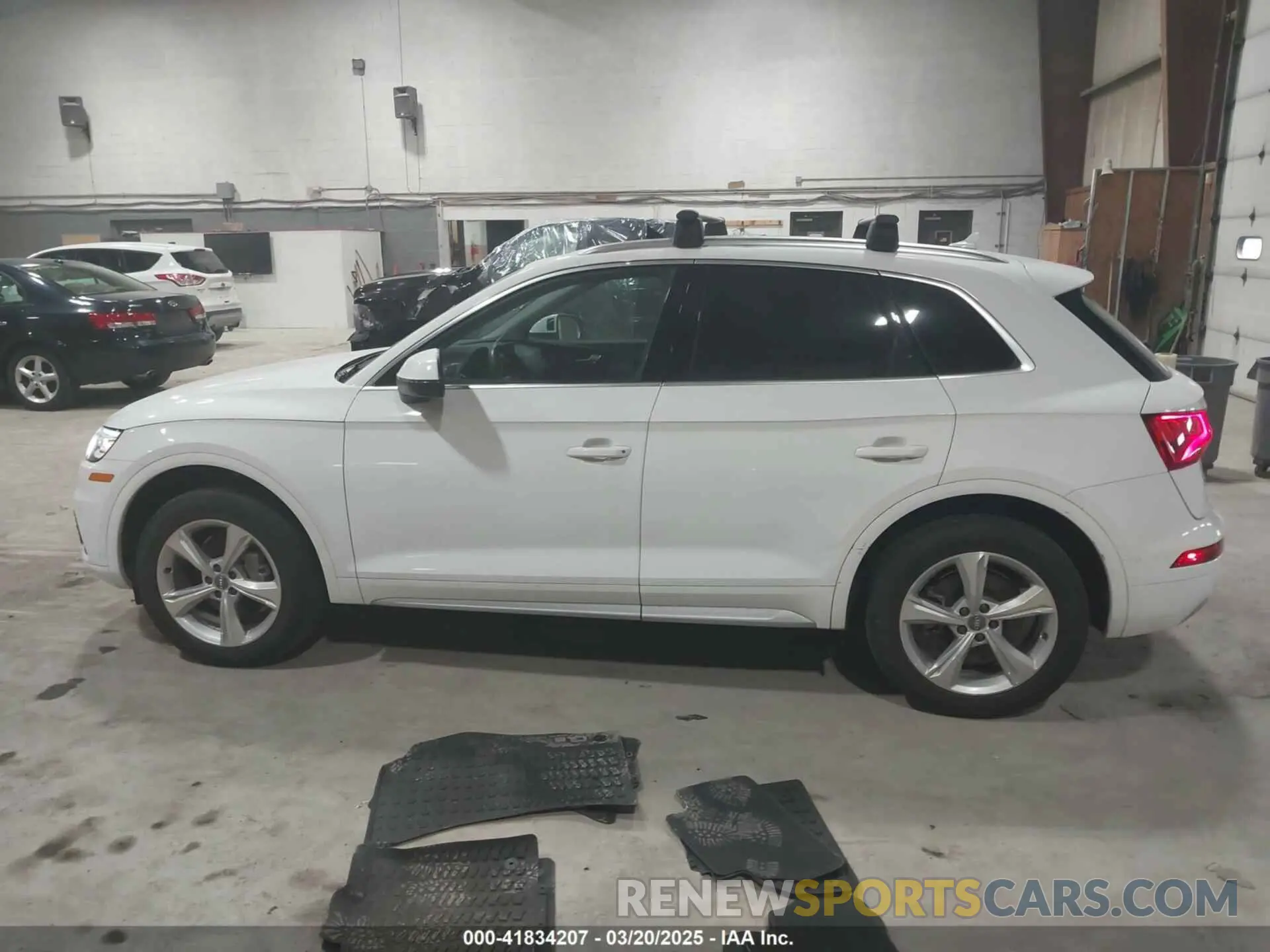 14 Photograph of a damaged car WA1ANAFY1L2028384 AUDI Q5 2020