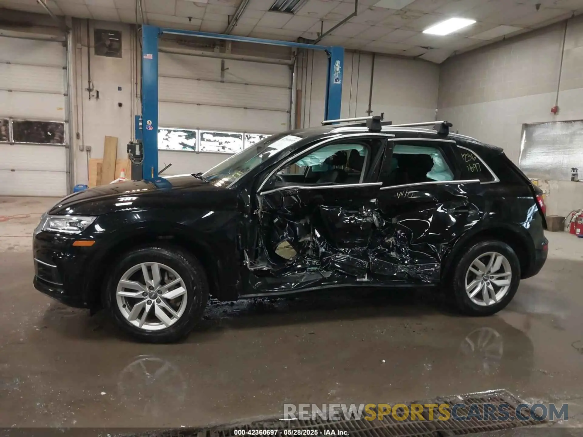 13 Photograph of a damaged car WA1ANAFY3L2036907 AUDI Q5 2020