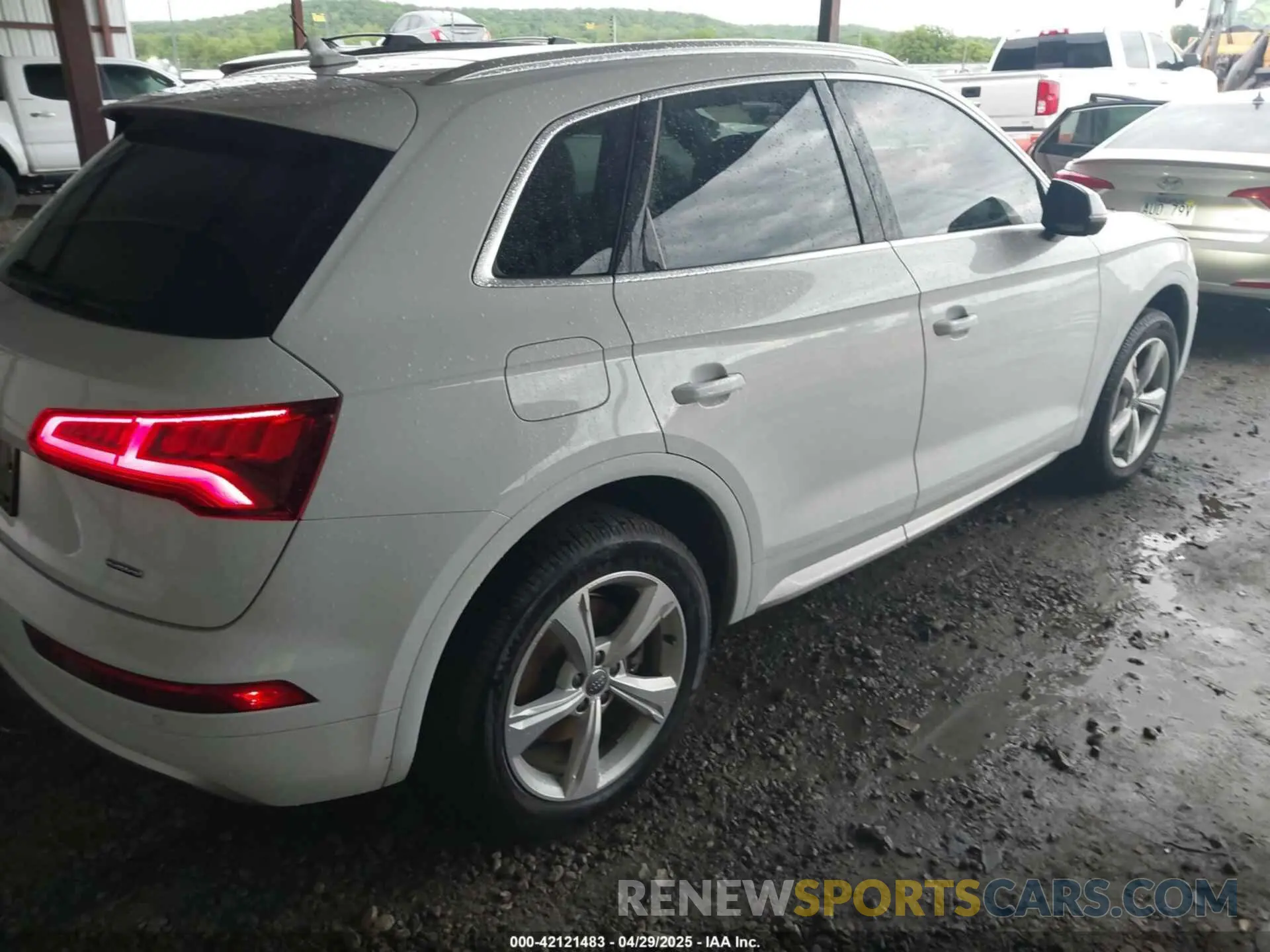 4 Photograph of a damaged car WA1BNAFY0L2105010 AUDI Q5 2020