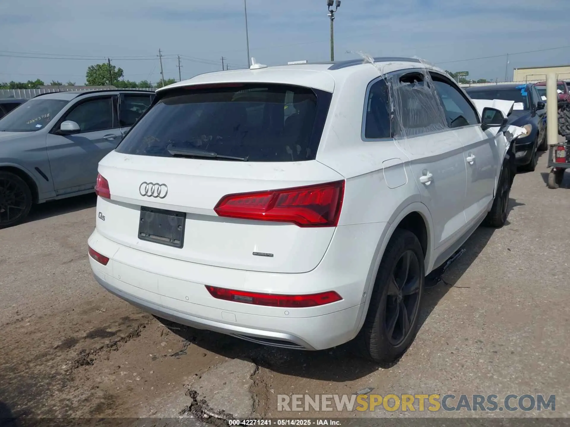 4 Photograph of a damaged car WA1CNAFY0L2092800 AUDI Q5 2020