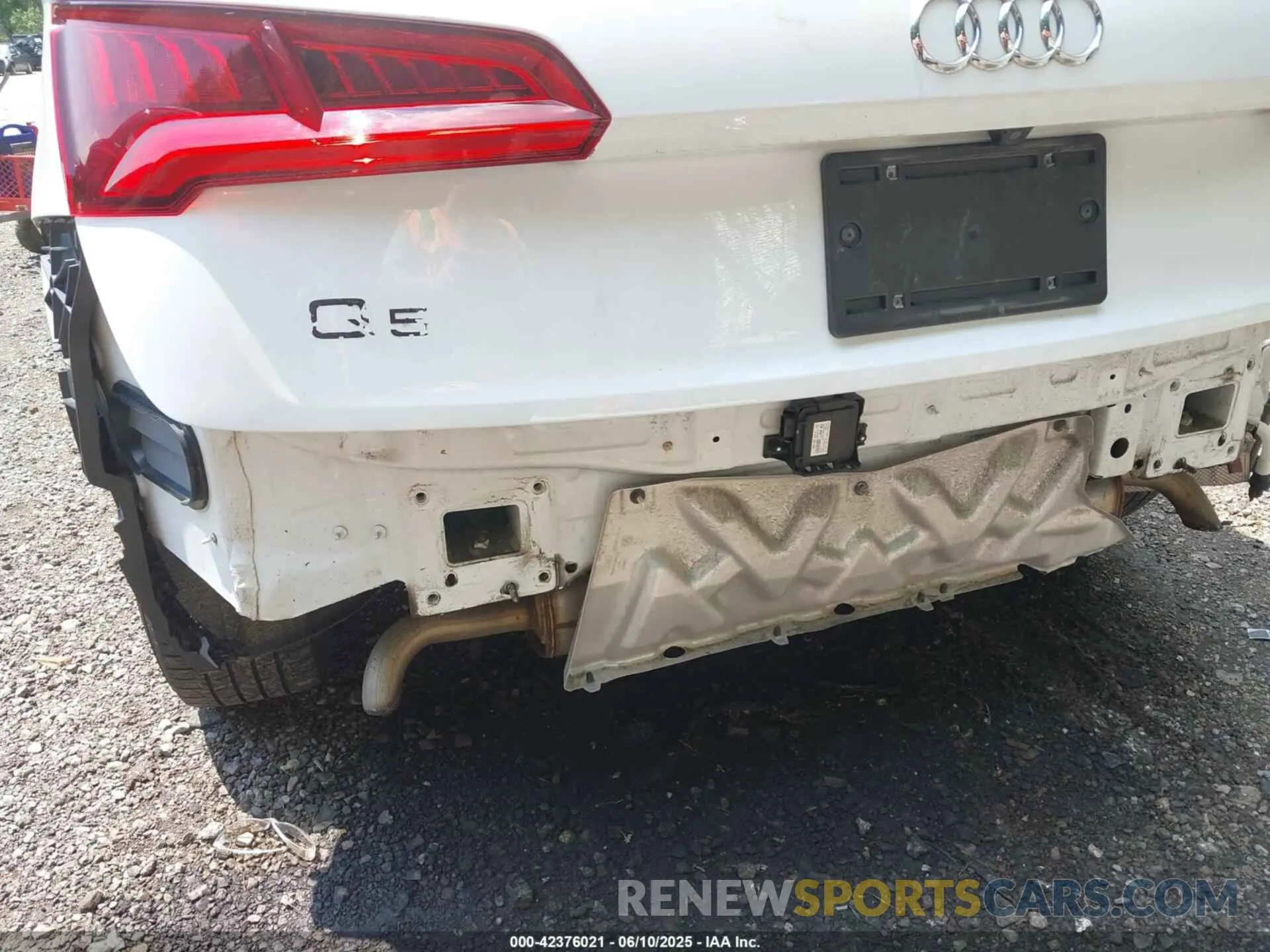 18 Photograph of a damaged car WA1E2AFY8L2049128 AUDI Q5 2020