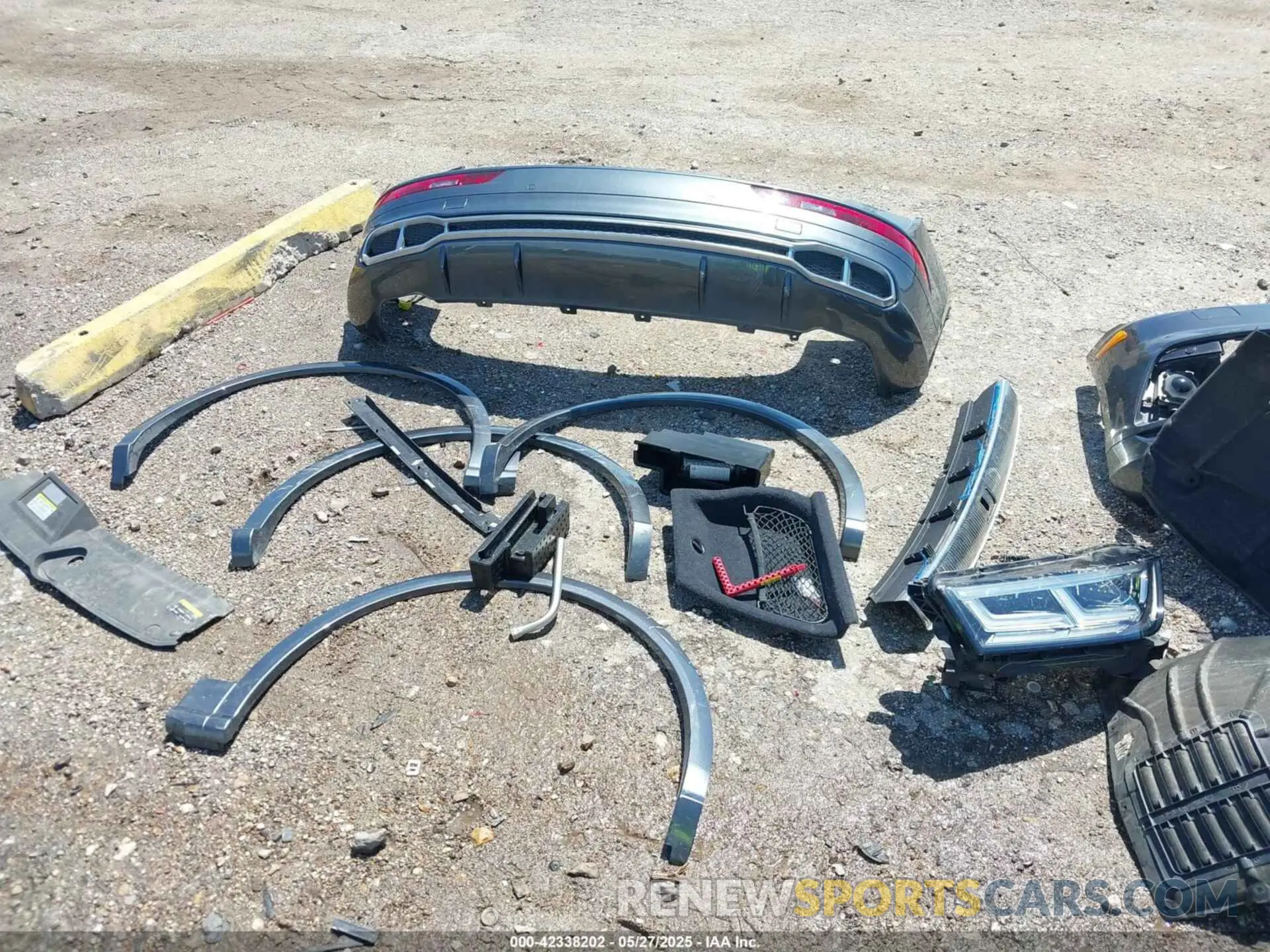 18 Photograph of a damaged car WA1F2AFY3L2112446 AUDI Q5 2020