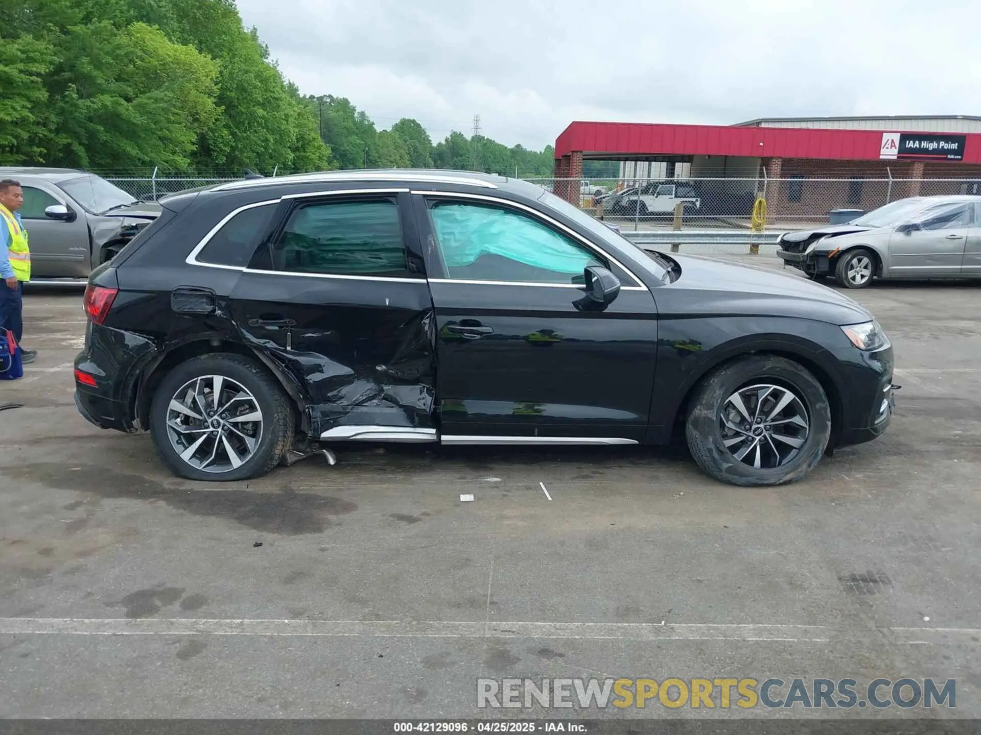 14 Photograph of a damaged car WA1AAAFY2M2008206 AUDI Q5 2021