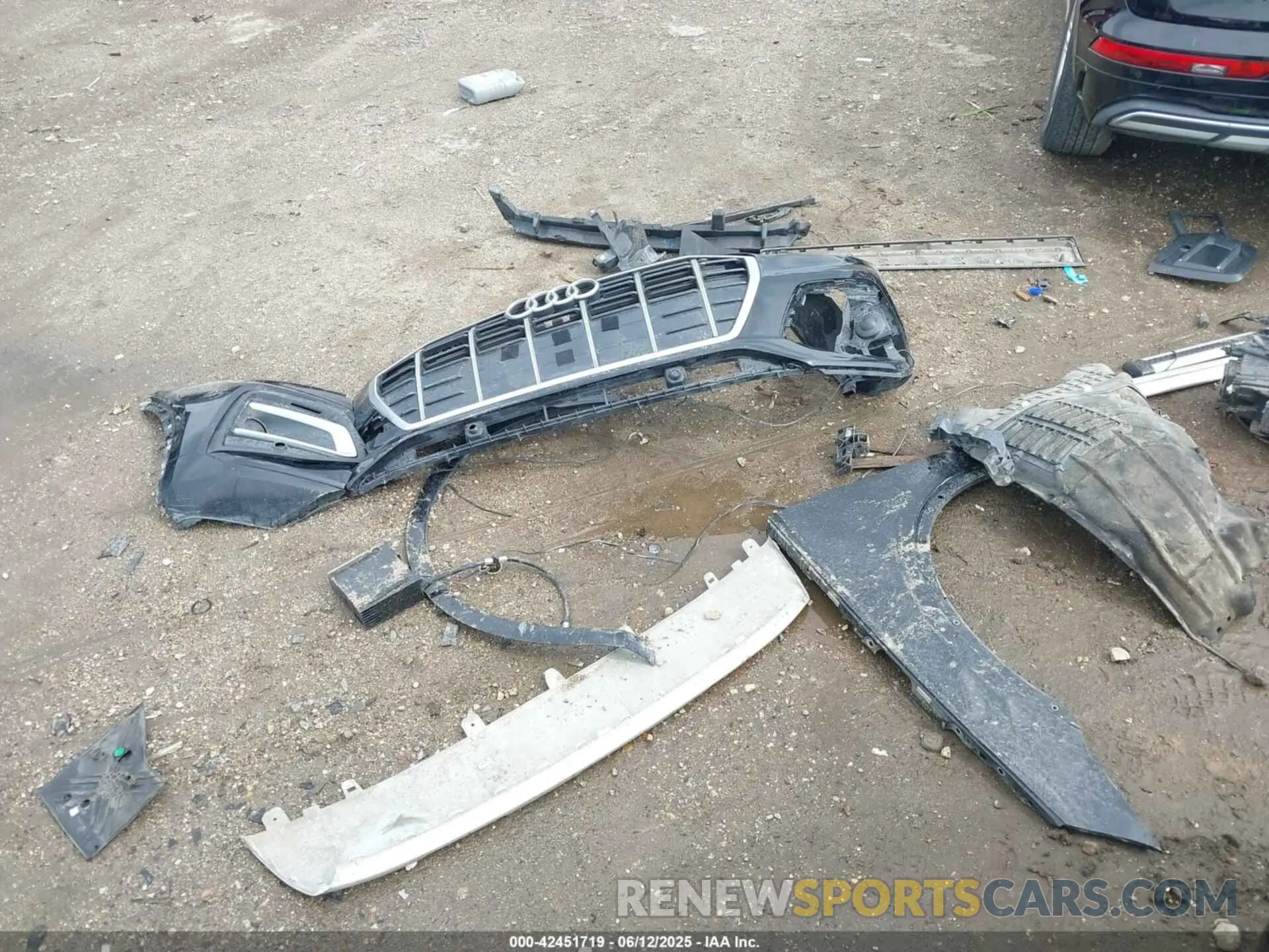 19 Photograph of a damaged car WA1AAAFYXM2004808 AUDI Q5 2021