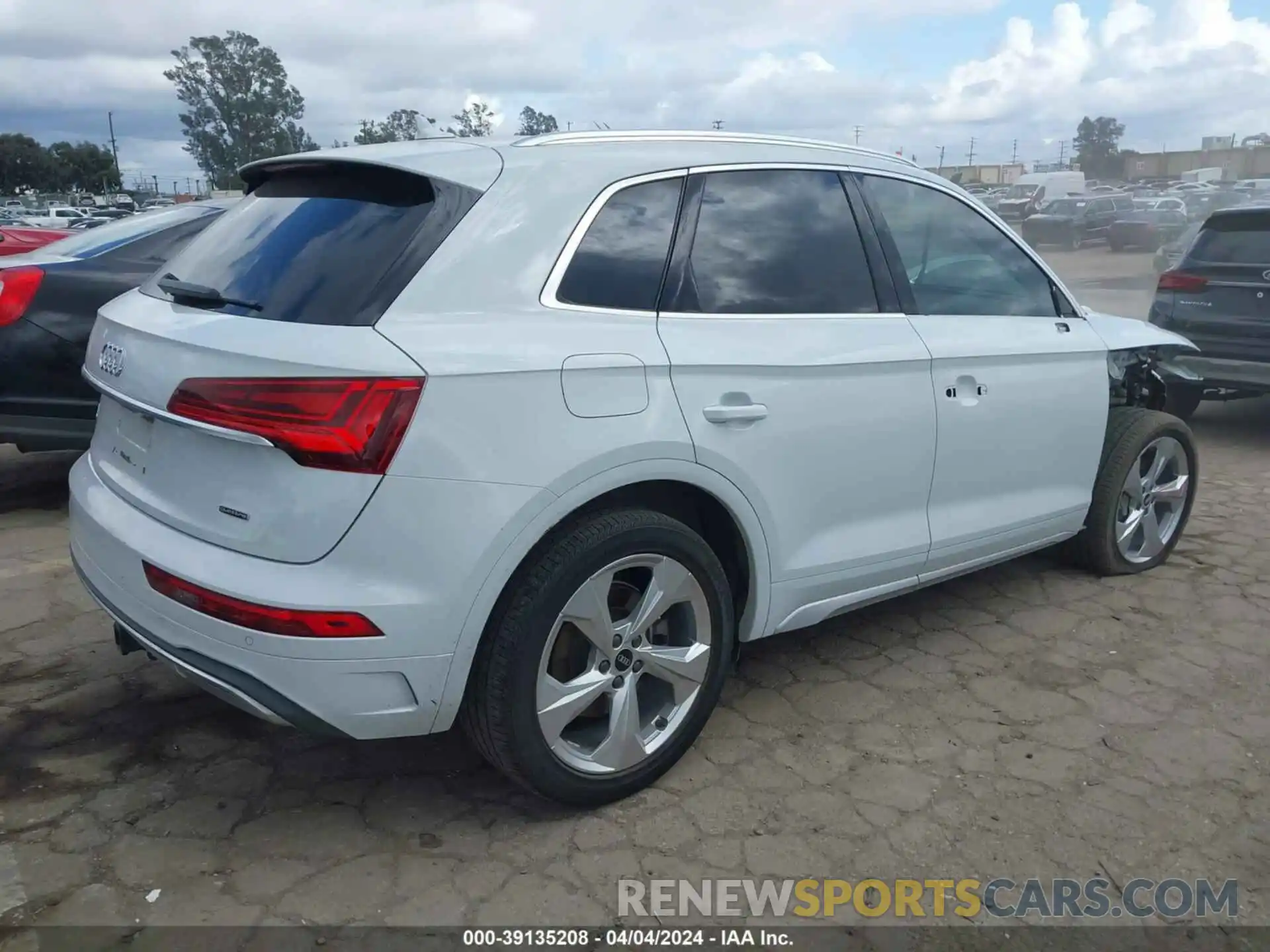 4 Photograph of a damaged car WA1BAAFY1M2133928 AUDI Q5 2021