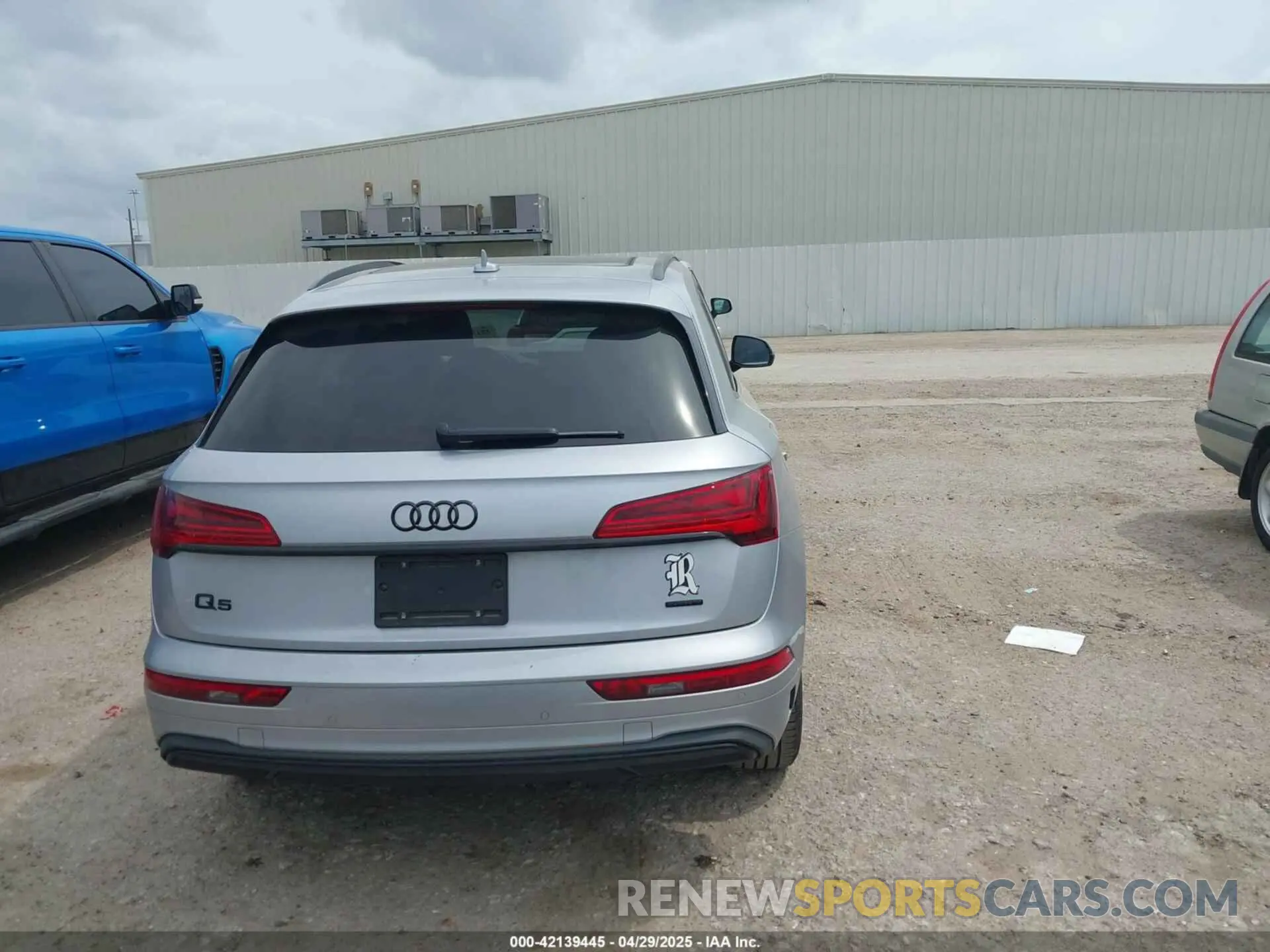 16 Photograph of a damaged car WA1BAAFY4M2065706 AUDI Q5 2021