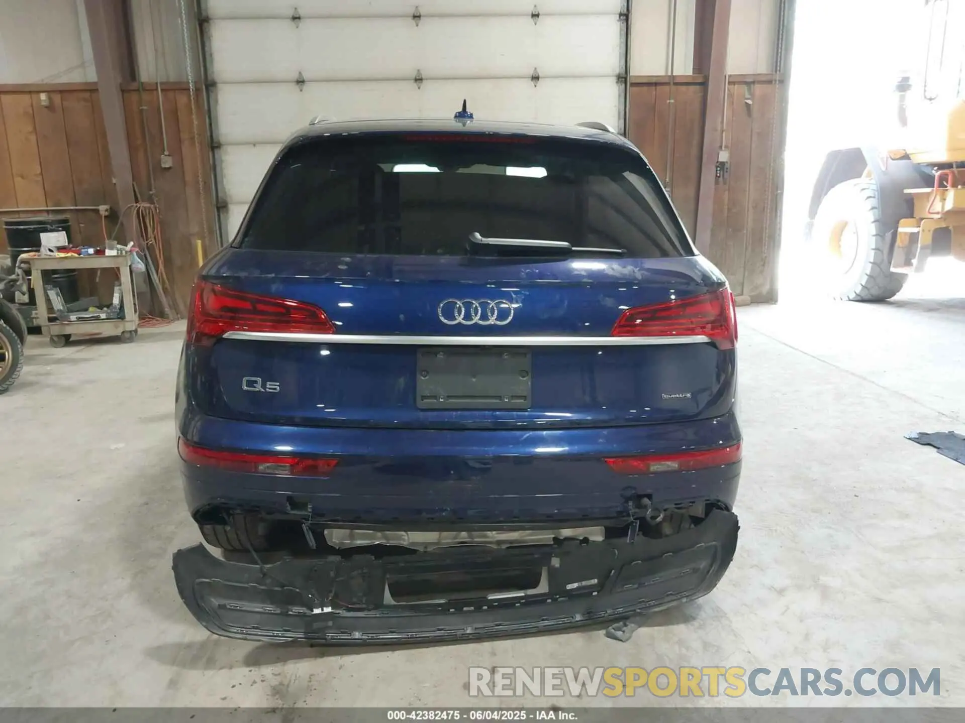 17 Photograph of a damaged car WA1BAAFY5M2060286 AUDI Q5 2021