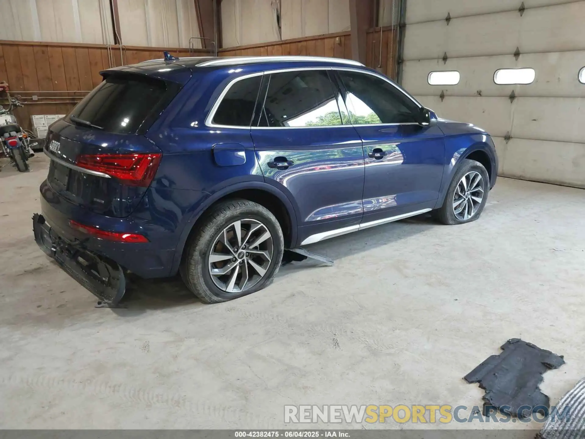 4 Photograph of a damaged car WA1BAAFY5M2060286 AUDI Q5 2021
