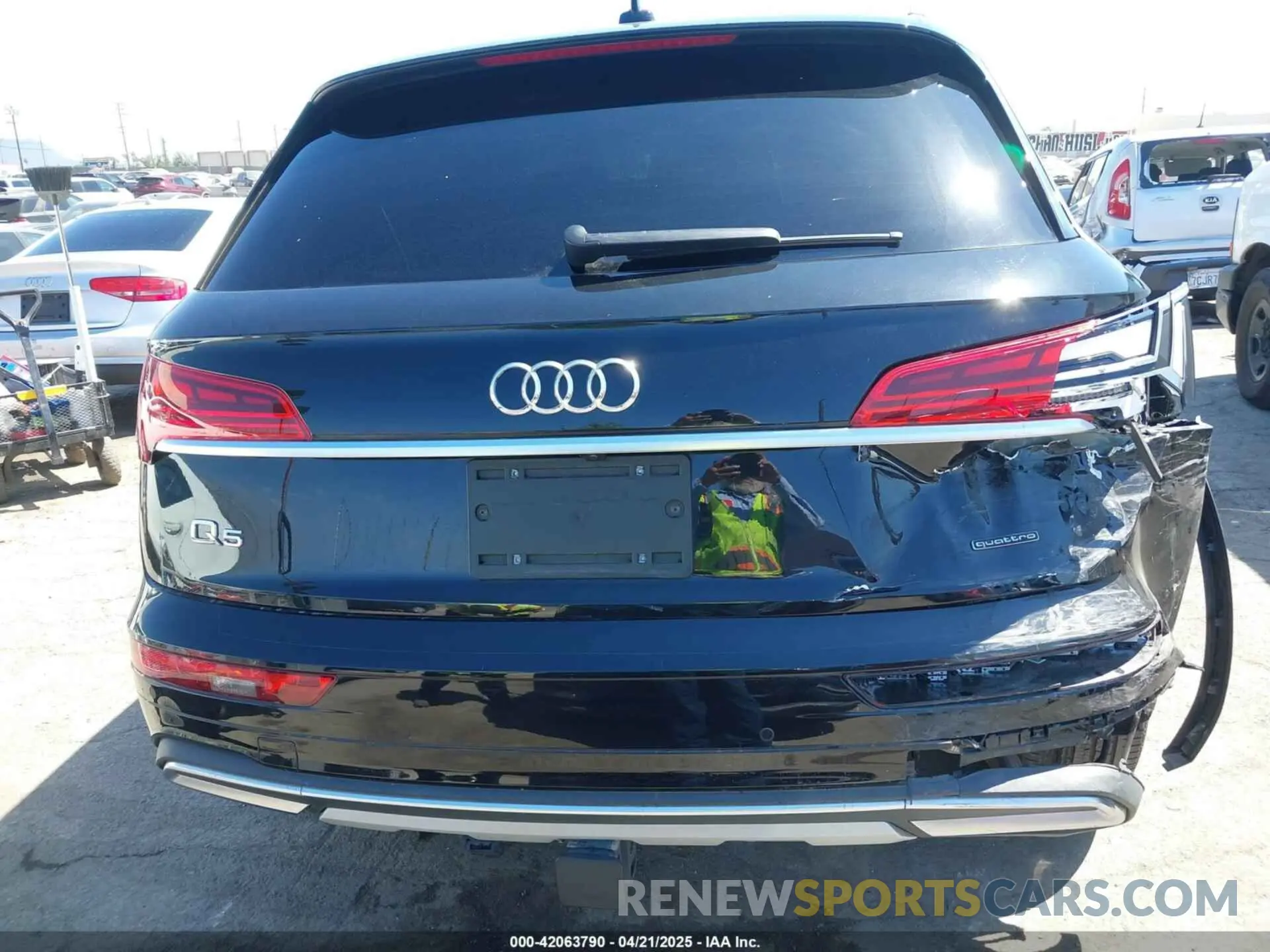 16 Photograph of a damaged car WA1BAAFY7M2114476 AUDI Q5 2021